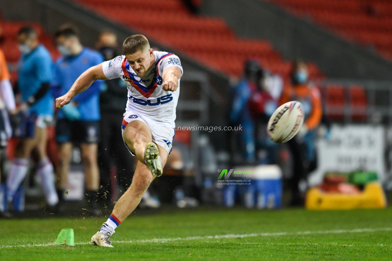 Ryan Hampshire (29) of Wakefield Trinity fails to kick a conversion