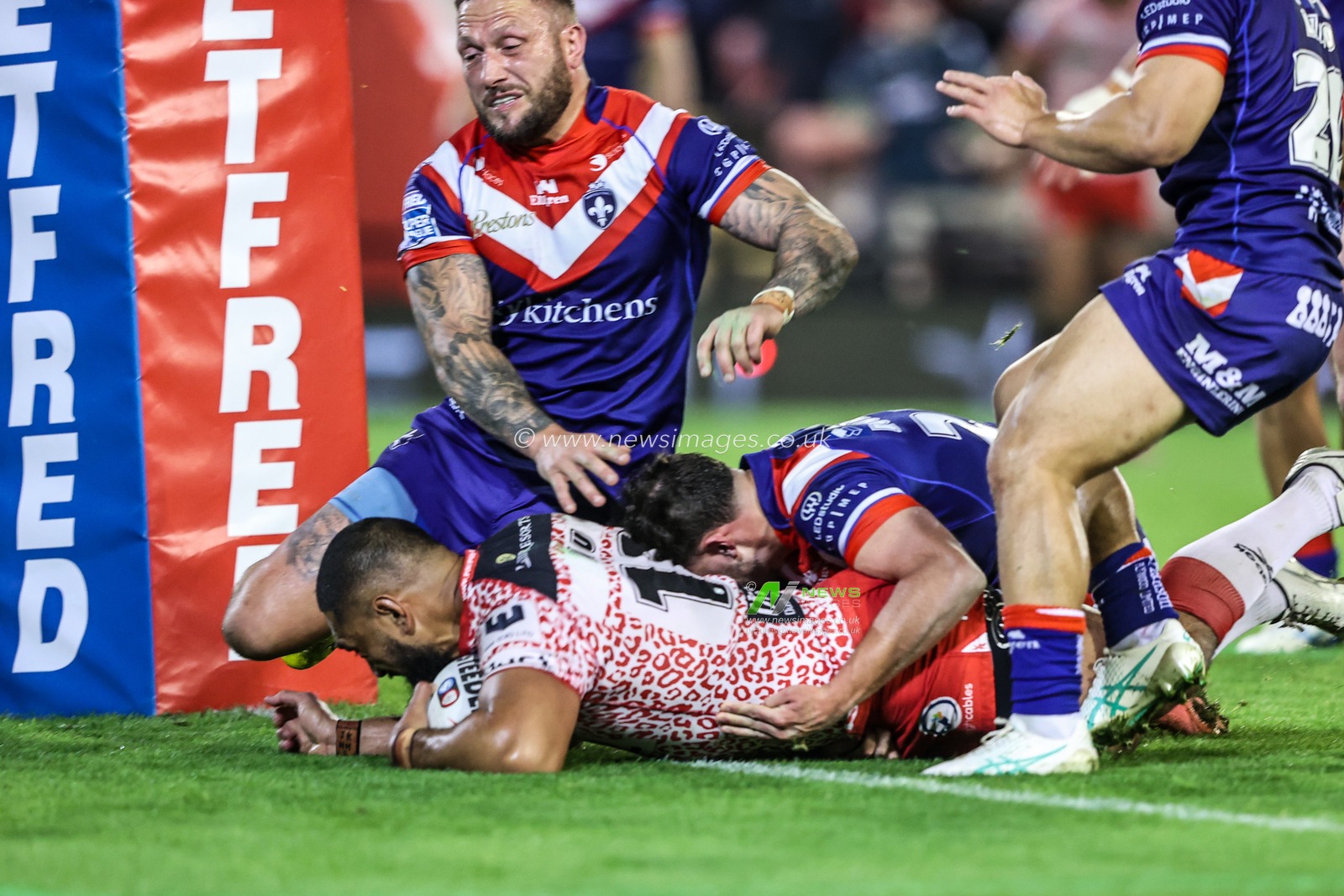 Isaac Liu of Leigh Leopards goes over for a try making it 10-0 during the Betfred Super League play-off Eliminator 1 match Leigh Leopards vs Wakefield Trinity at Progress With Unity Stadium, Leigh, United Kingdom, 26th September 2025

(Photo by Alfie Cosgrove/News Images)