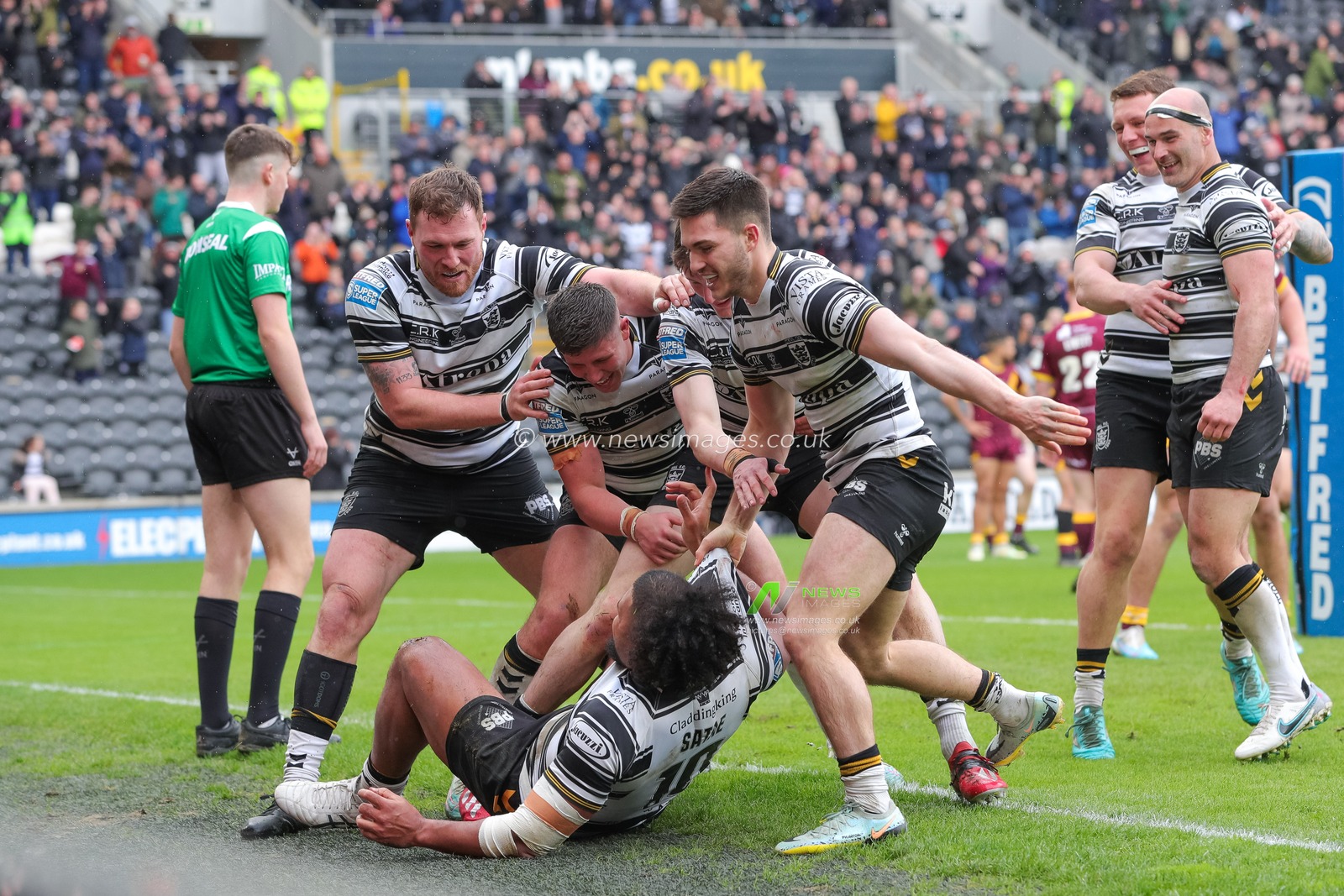 Chris Satae #10 of Hull FC celebrates his try with his team mates and makes the score 12-8 in the second half of the Betfred Super League Round 10 match Hull FC vs Huddersfield Giants at MKM Stadium, Hull, United Kingdom, 23rd April 2023

(Photo by James Heaton/News Images)