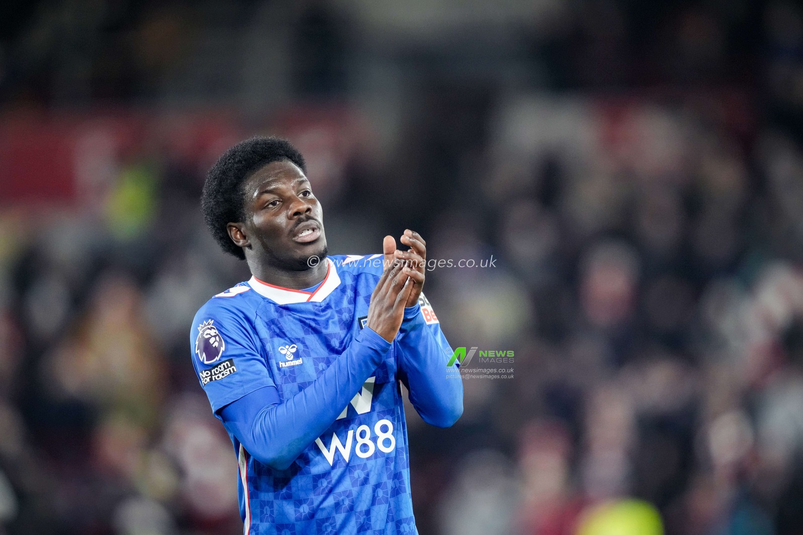 Eliezer Mayenda of Sunderland applauds the fans after the final whistle during the Premier League match Brentford vs Sunderland at The Gtech Community Stadium, London, United Kingdom, 7th January 2026

(Photo by Maynard Manyowa/News Images)

*** GER AUT SUI OUT ***