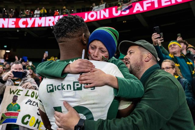 Siya Kolisi of South Africa embraces a young fan during the Quilter Nations Series 2025 match Wales vs South Africa at Principality Stadium, Cardiff, United Kingdom, 29th November 2025

(Photo by Andrew Lewis/News Images)

*** GER AUT SUI OUT ***