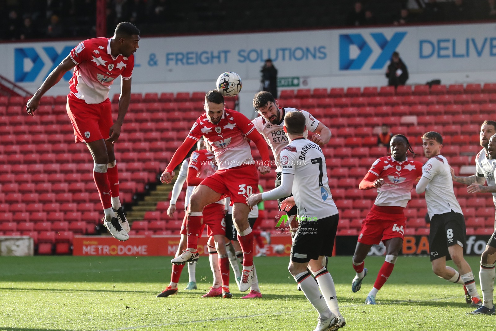 Adam Phillips of Barnsley scores to make it 2-1 bduring the Sky Bet League 1 match Barnsley vs Derby County at Oakwell, Barnsley, United Kingdom, 24th February 2024

(Photo by Alfie Cosgrove/News Images)