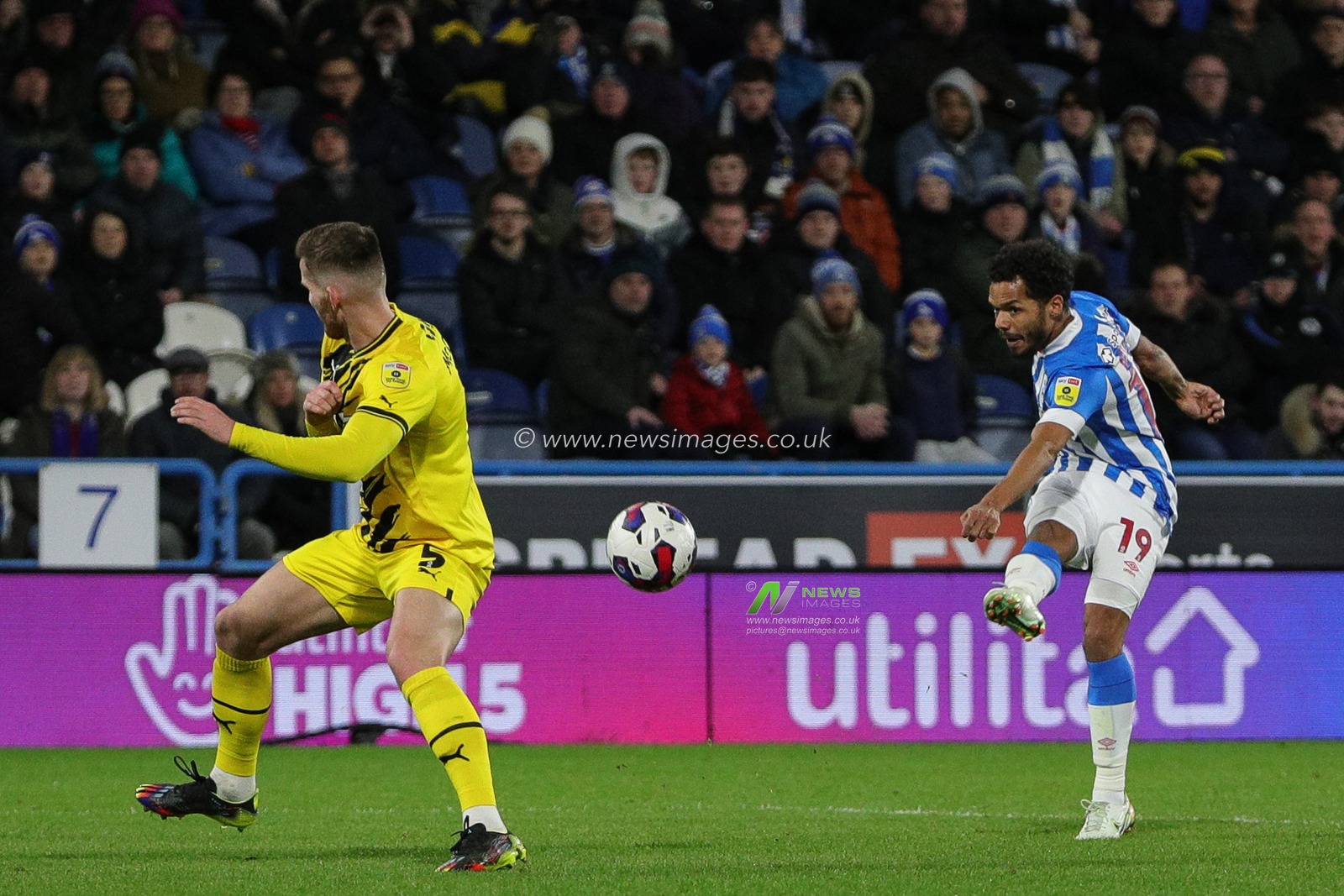 Duane Holmes #19 of Huddersfield Town takes a shot and scores to make it 1-0 during the Sky Bet Championship match Huddersfield Town vs Rotherham United at John Smith's Stadium, Huddersfield, United Kingdom, 29th December 2022

(Photo by James Heaton/News Images)