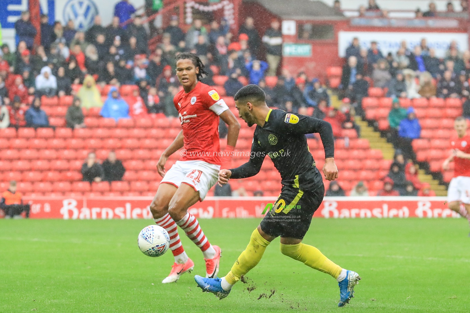 29th September 2019, Oakwell, Barnsley, England; Sky Bet Championship, Barnsley v Brentford : Said Benrahma (10) of Brentford crosses the ball 

Credit: Mark Cosgrove/News Images