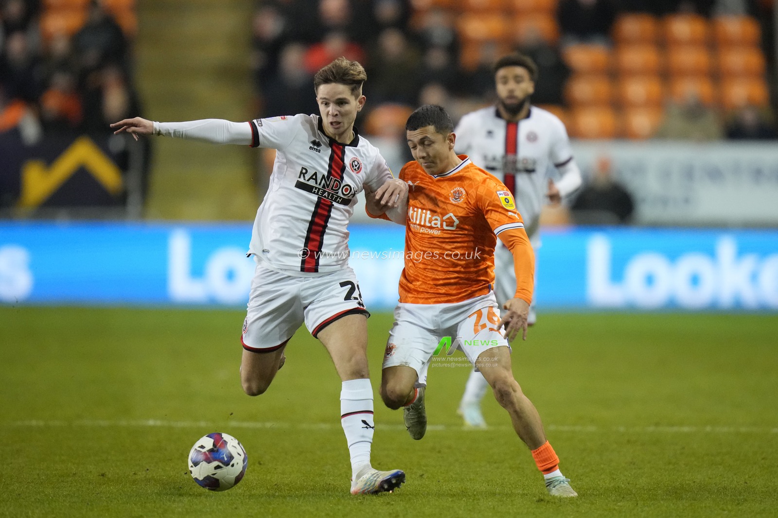 James McAtee #28 of Sheffield United competes for the ball with Ian Poveda #26 of Blackpool during the Sky Bet Championship match Blackpool vs Sheffield United at Bloomfield Road, Blackpool, United Kingdom, 29th December 2022

(Photo by Steve Flynn/News Images)