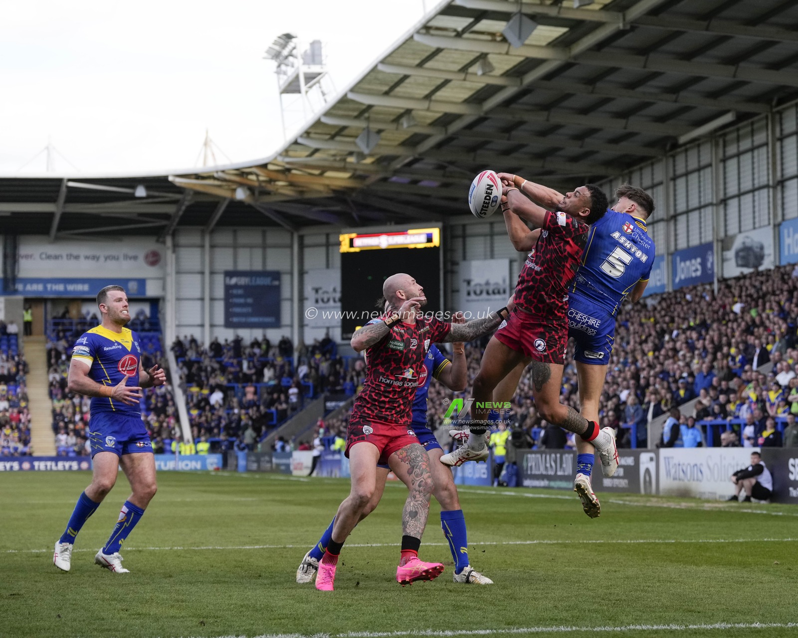 Umyla Hanley of Leigh Leopards and Matty Ashton of Warrington Wolves compete for a high ball during the Betfred Super League Round 8 match Warrington Wolves vs Leigh Leopards at Halliwell Jones Stadium, Warrington, United Kingdom, 20th April 2024

(Photo by Steve Flynn/News Images)