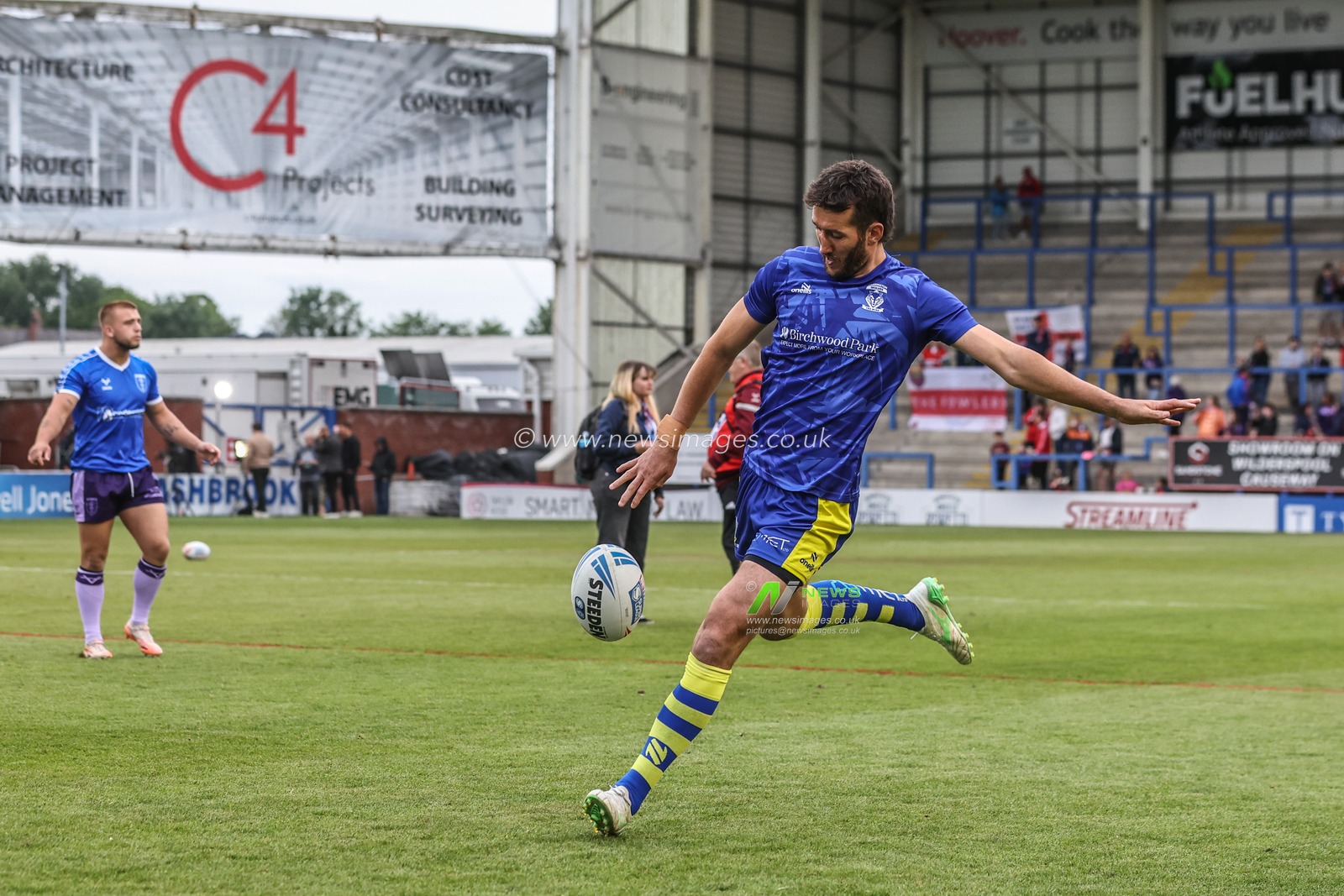 Stefan Ratchford of Warrington Wolves practices his kicks during pre-game warm up during the Betfred Super League Round 12 match Warrington Wolves vs Hull KR at Halliwell Jones Stadium, Warrington, United Kingdom, 23rd May 2025

(Photo by Alfie Cosgrove/News Images)