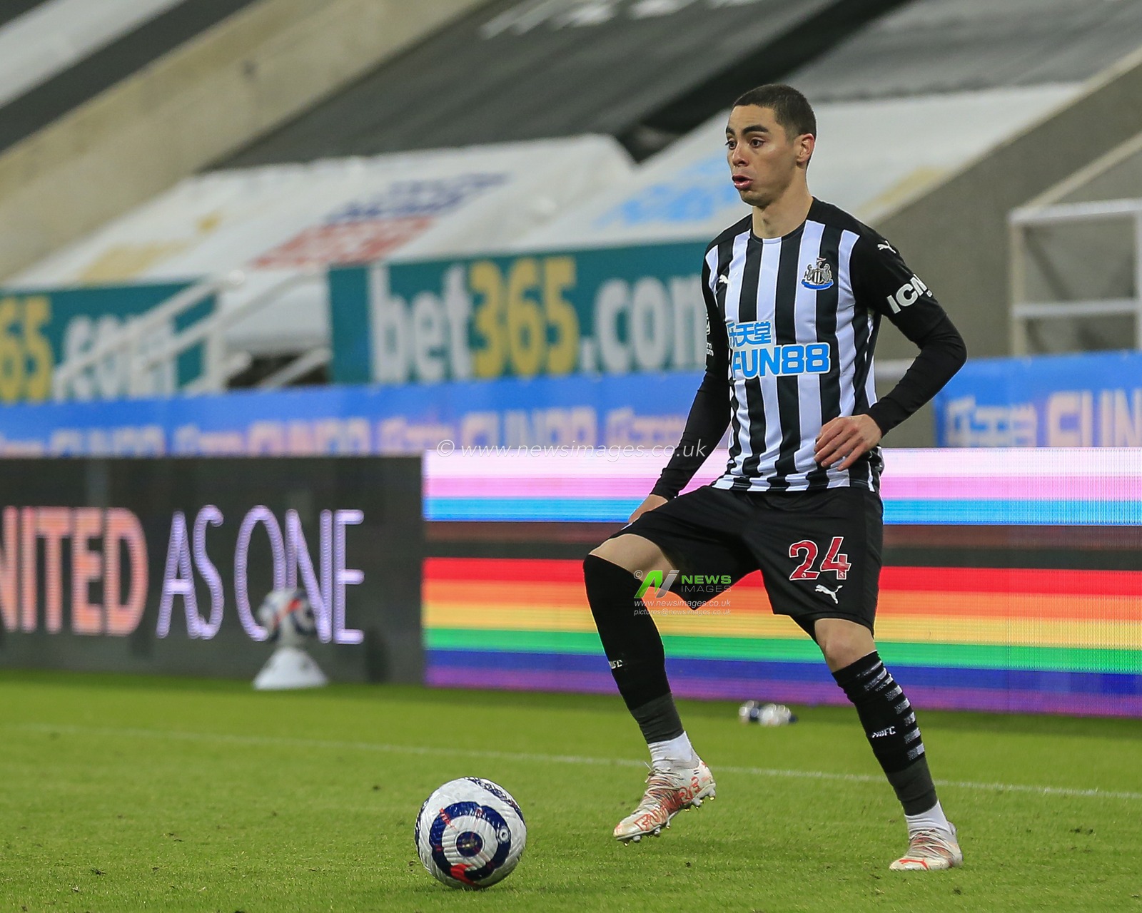 Miguel AlmirÃ³n #24 of Newcastle United in possession of the ball