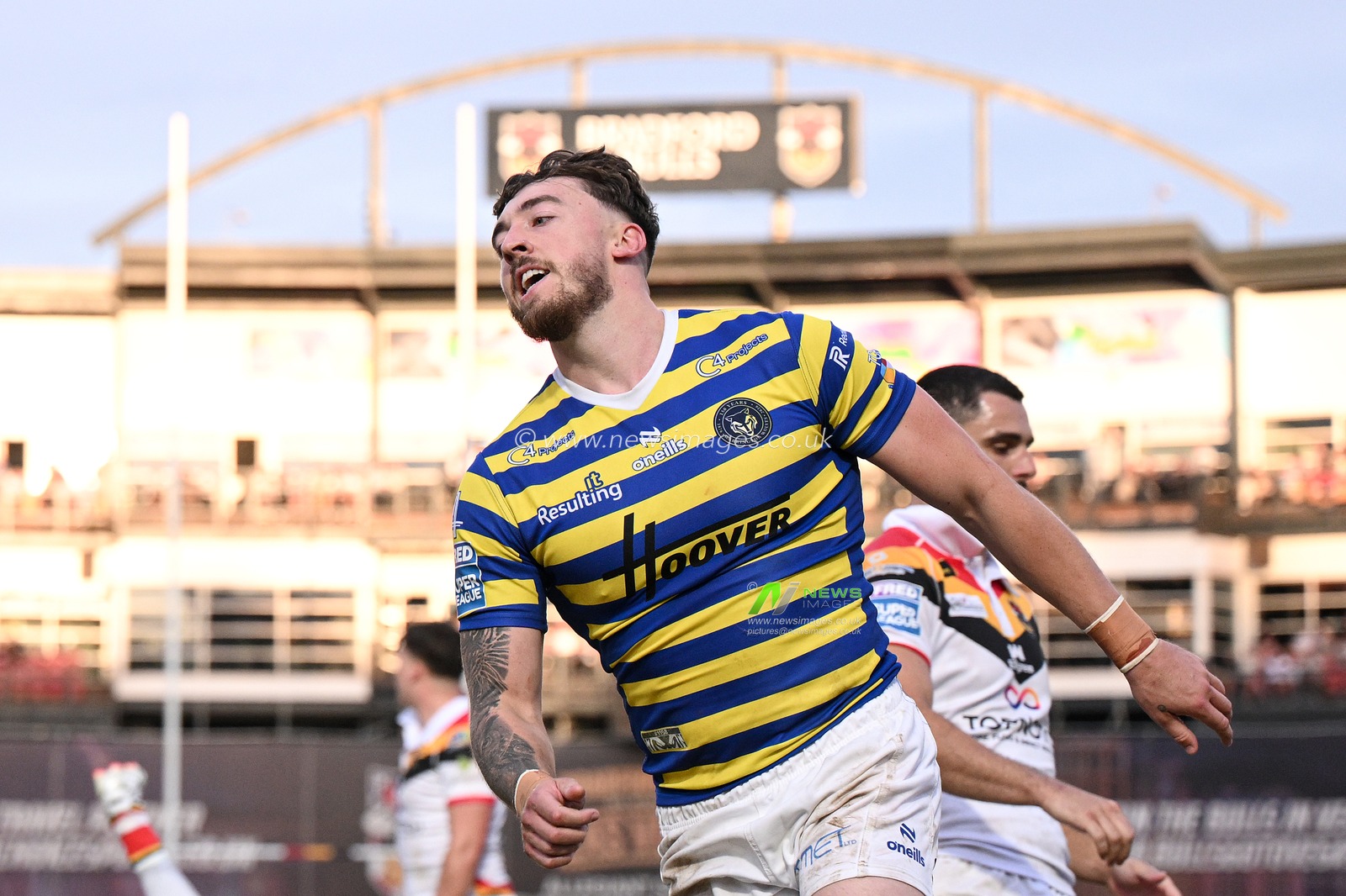 Matty Ashton of Warrington Wolves scelebrates scoring his team's eighth try during the Betfred Super League round 22 match Bradford Bulls vs Warrington Wolves at Odsal Stadium, Bradford, United Kingdom on 08 August 2026

(Photo by Ben Roberts/News Images)