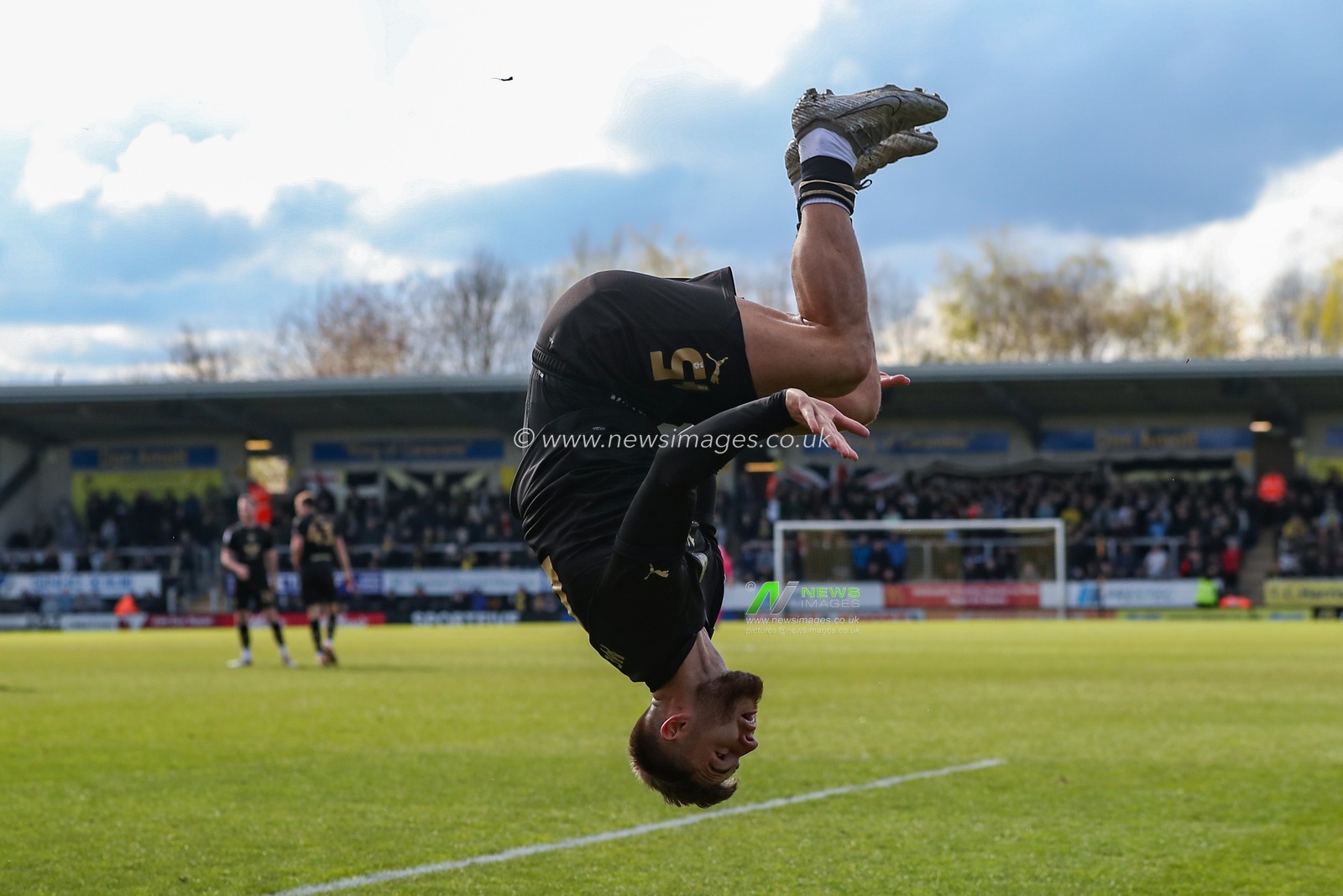 John Mcatee of Barnsley celebrates his goal to make it 1-1 during the Sky Bet League 1 match Burton Albion vs Barnsley at Pirelli Stadium, Burton upon Trent, United Kingdom, 1st April 2024

(Photo by Alfie Cosgrove/News Images)