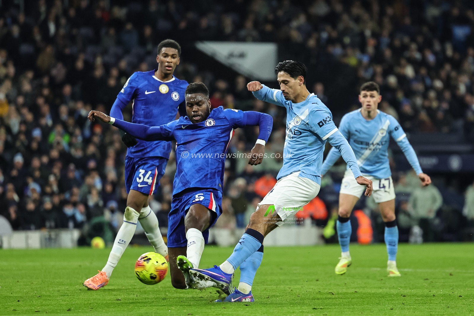 Tijjani Reijnders of Manchester City scores to make it 1-0 during the Premier League match Manchester City vs Chelsea at Etihad Stadium, Manchester, United Kingdom, 4th January 2026

(Photo by Mark Cosgrove/News Images)

*** GER AUT SUI OUT ***