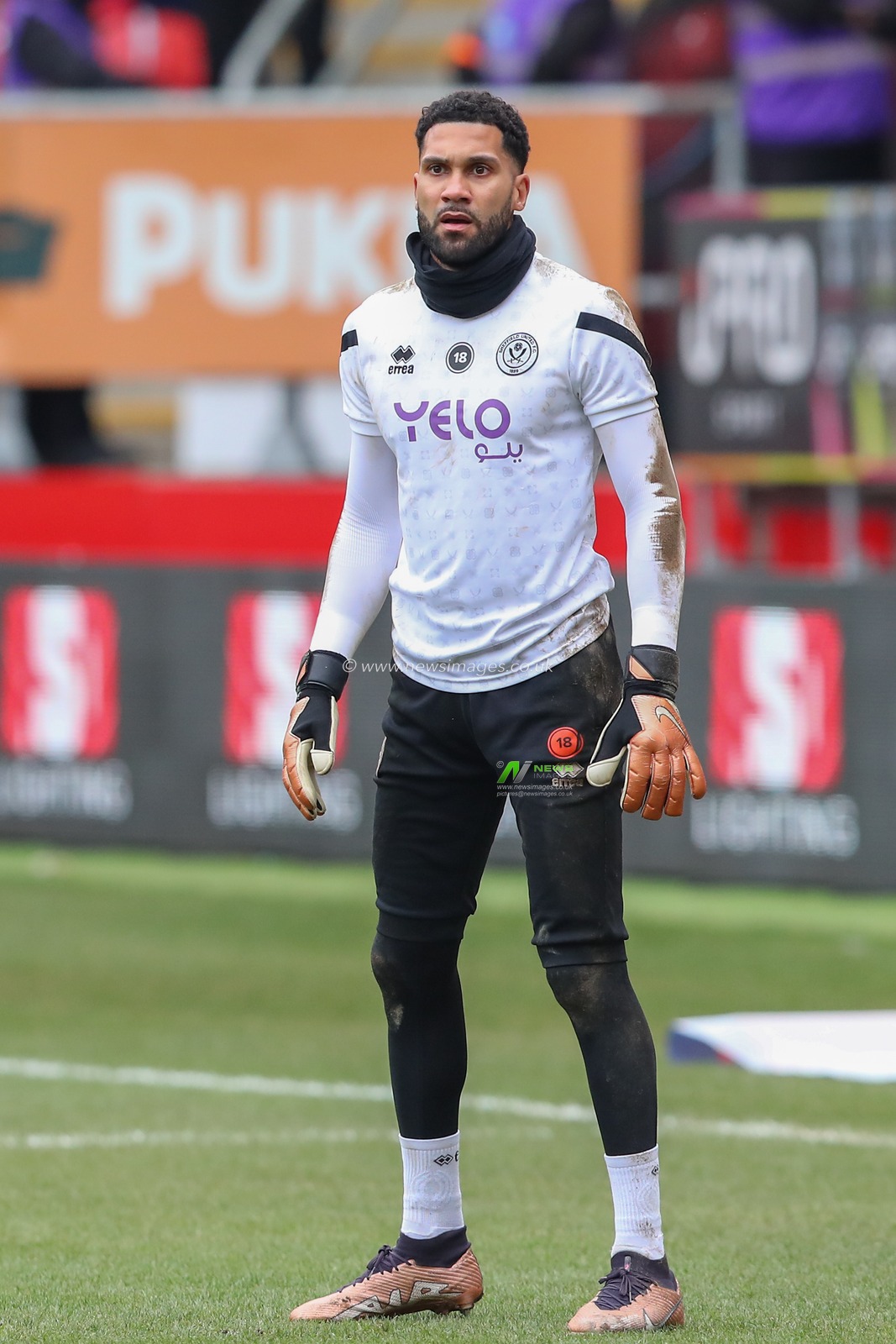 Wes Foderingham #18 of Sheffield United during the pre-game warm up ahead of the Sky Bet Championship match Rotherham United vs Sheffield United at New York Stadium, Rotherham, United Kingdom, 4th February 2023

(Photo by Gareth Evans/News Images)