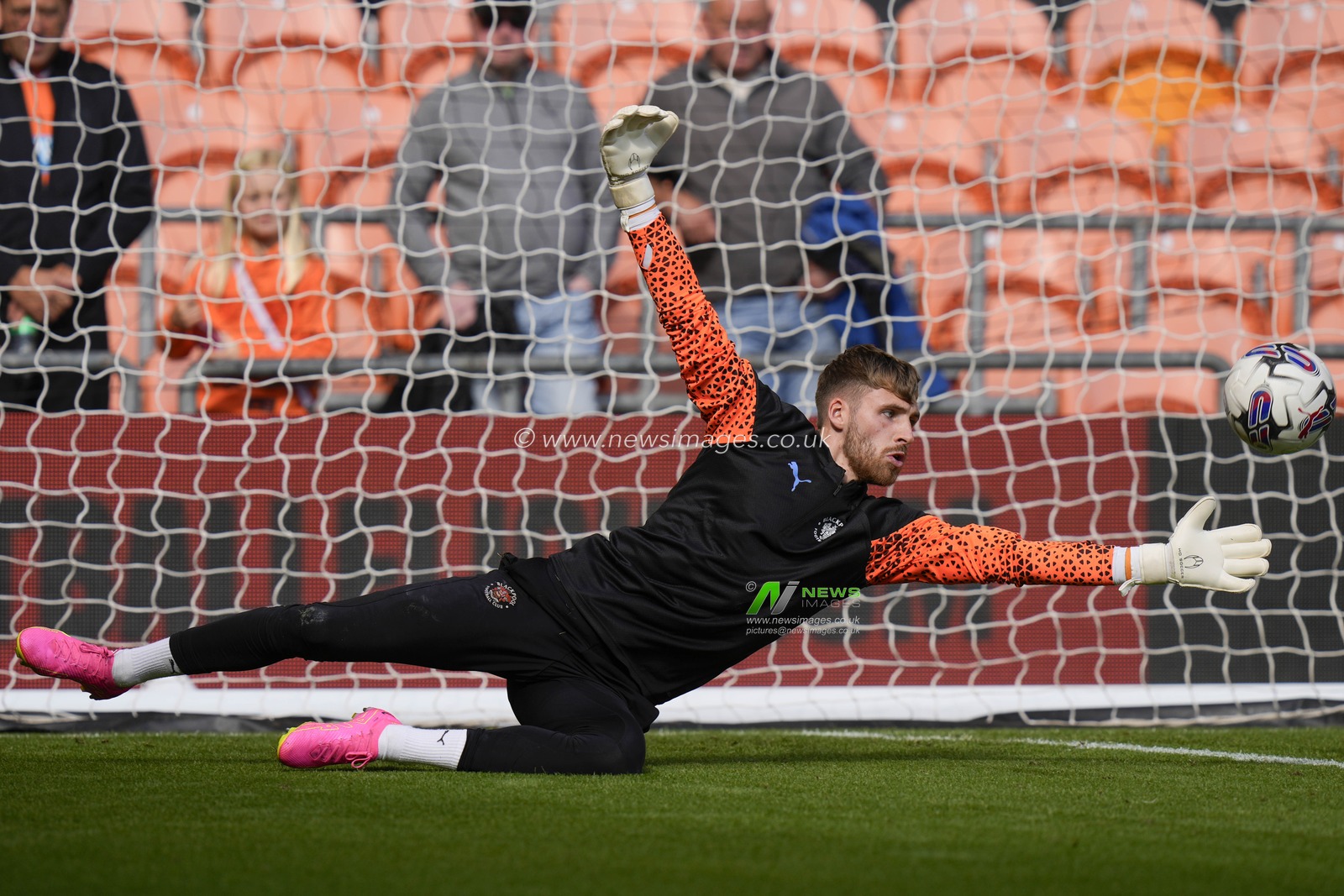 Daniel Grimshaw #32 of Blackpool warms up before the Sky Bet League 1 match Blackpool vs Reading at Bloomfield Road, Blackpool, United Kingdom, 23rd September 2023

(Photo by Steve Flynn/News Images)