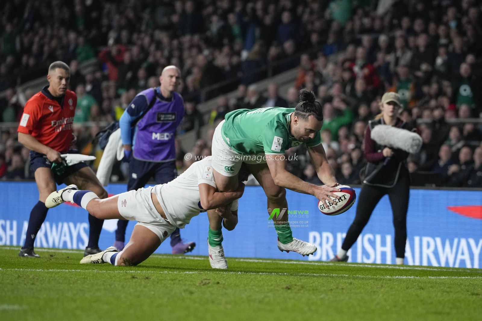 James Lowe of Ireland dives over to score his second try during the 2024 Guinness 6 Nations match England vs Ireland at Twickenham Stadium, Twickenham, United Kingdom, 9th March 2024

(Photo by Steve Flynn/News Images)