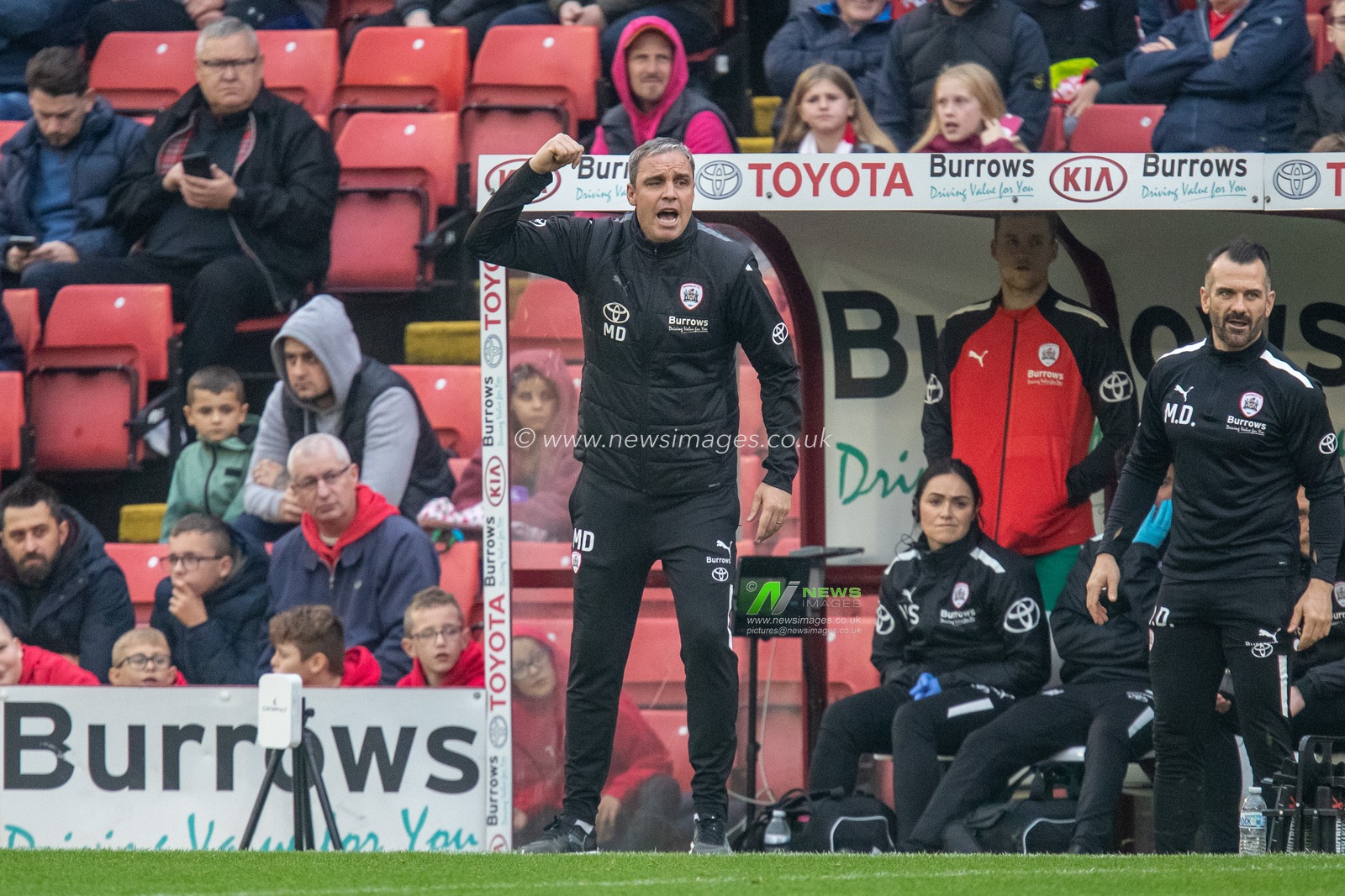 Michael Duff Head coach of Barnsley gestures and reacts during the Sky Bet League 1 match Barnsley vs Forest Green Rovers at Oakwell, Barnsley, United Kingdom, 29th October 2022

(Photo by James Heaton/News Images)