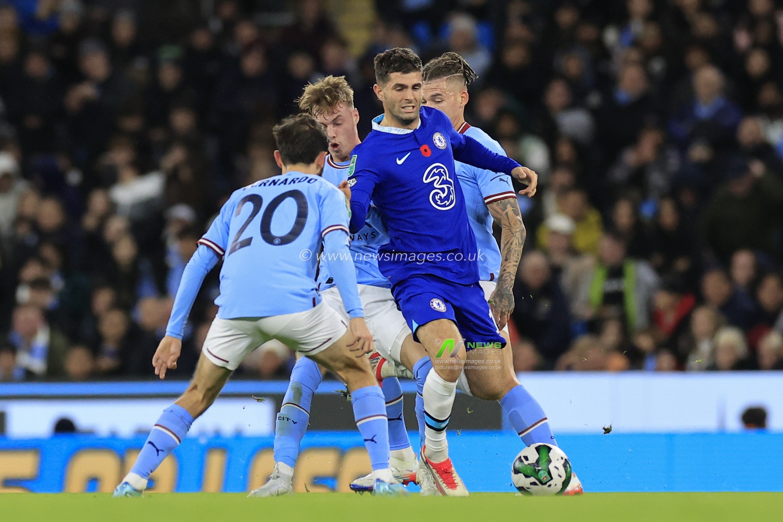 Christian Pulisic #10 of Chelsea canâ€™t get through the City midfield during the Carabao Cup Third Round match Manchester City vs Chelsea at Etihad Stadium, Manchester, United Kingdom, 9th November 2022

(Photo by Conor Molloy/News Images)