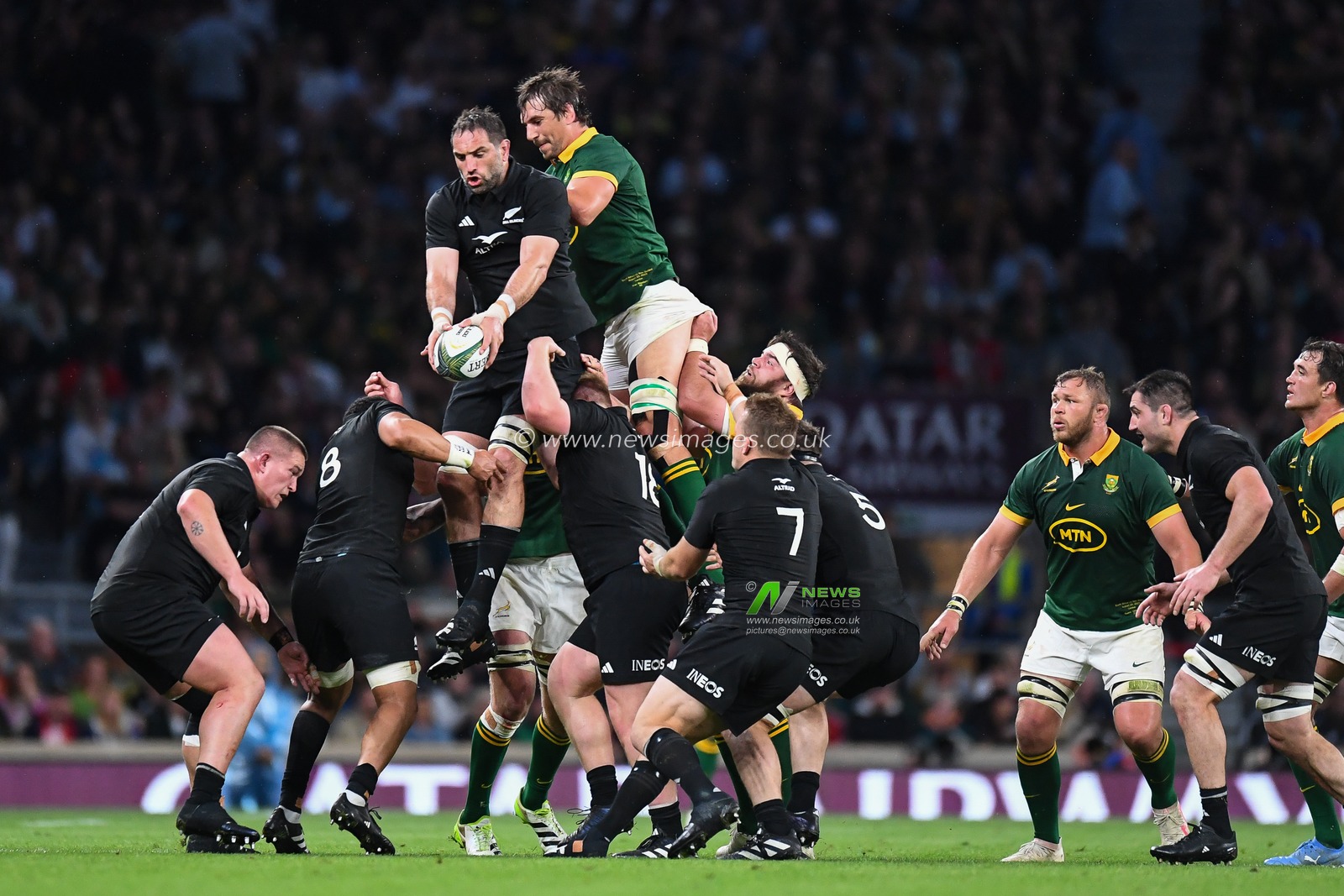 Samuel Whitelock of New Zealand claims the line out during the International match South Africa vs New Zealand at Twickenham Stadium, Twickenham, United Kingdom, 25th August 2023

(Photo by Mike Jones/News Images)