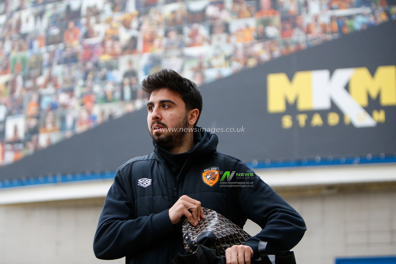 Ã“scar EstupiÃ±Ã¡n #19 of Hull City arrives for the Sky Bet Championship match Hull City vs Preston North End at MKM Stadium, Hull, United Kingdom, 18th February 2023

(Photo by Ben Early/News Images)