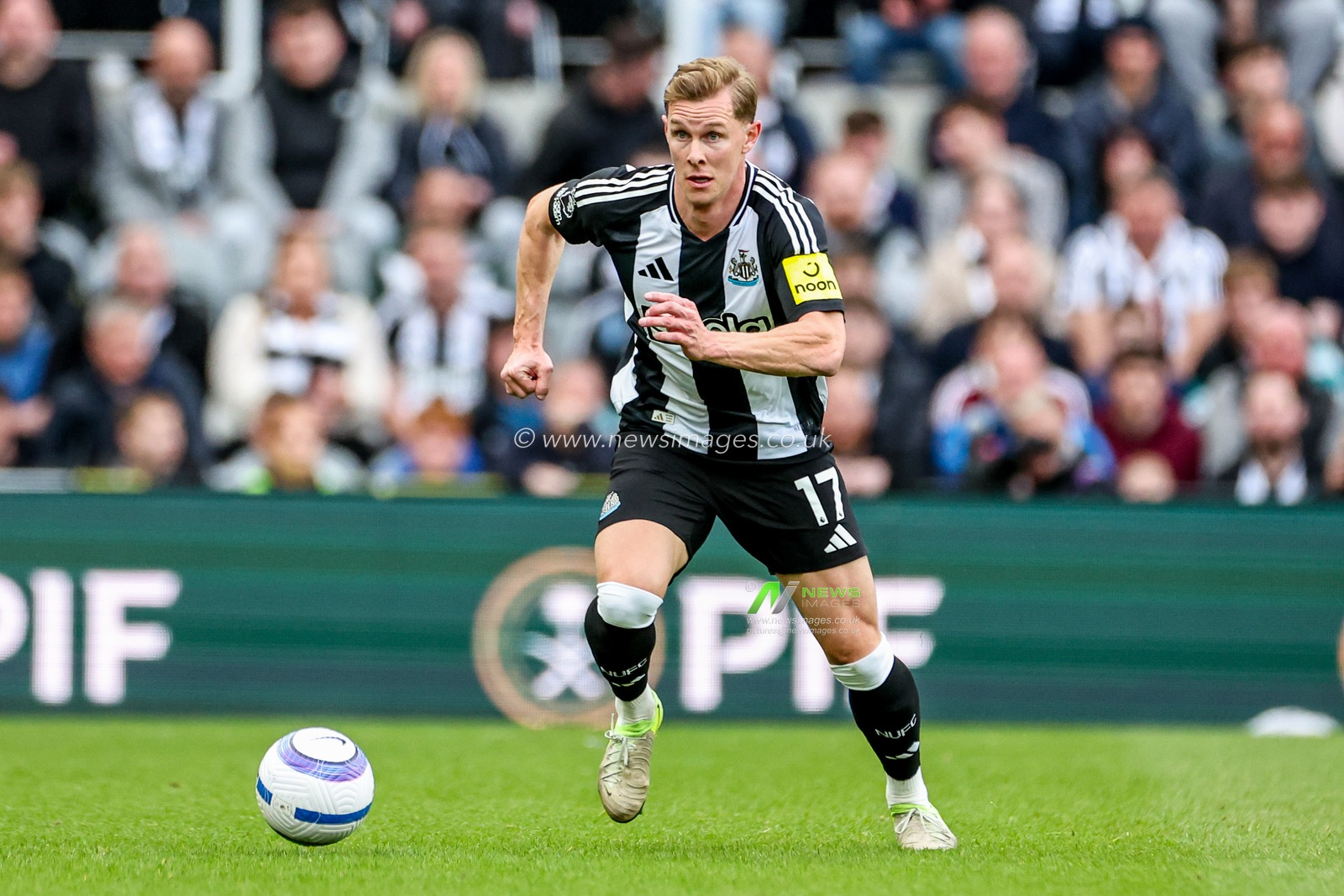 Emil Krafth of Newcastle United runs with the ball during the Premier League match Newcastle United vs Manchester United at St. James's Park, Newcastle, United Kingdom, 13th April 2025

(Photo by Mark Cosgrove/News Images)