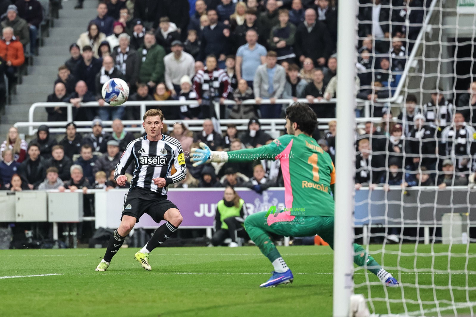Harvey Barnes of Newcastle Untied scores to make it 1-0 during the Emirates FA Cup 5th Round  match Newcastle Untied vs Manchester City at St. James's Park, Newcastle, United Kingdom on 07 March 2026

(Photo by Mark Cosgrove/News Images)
