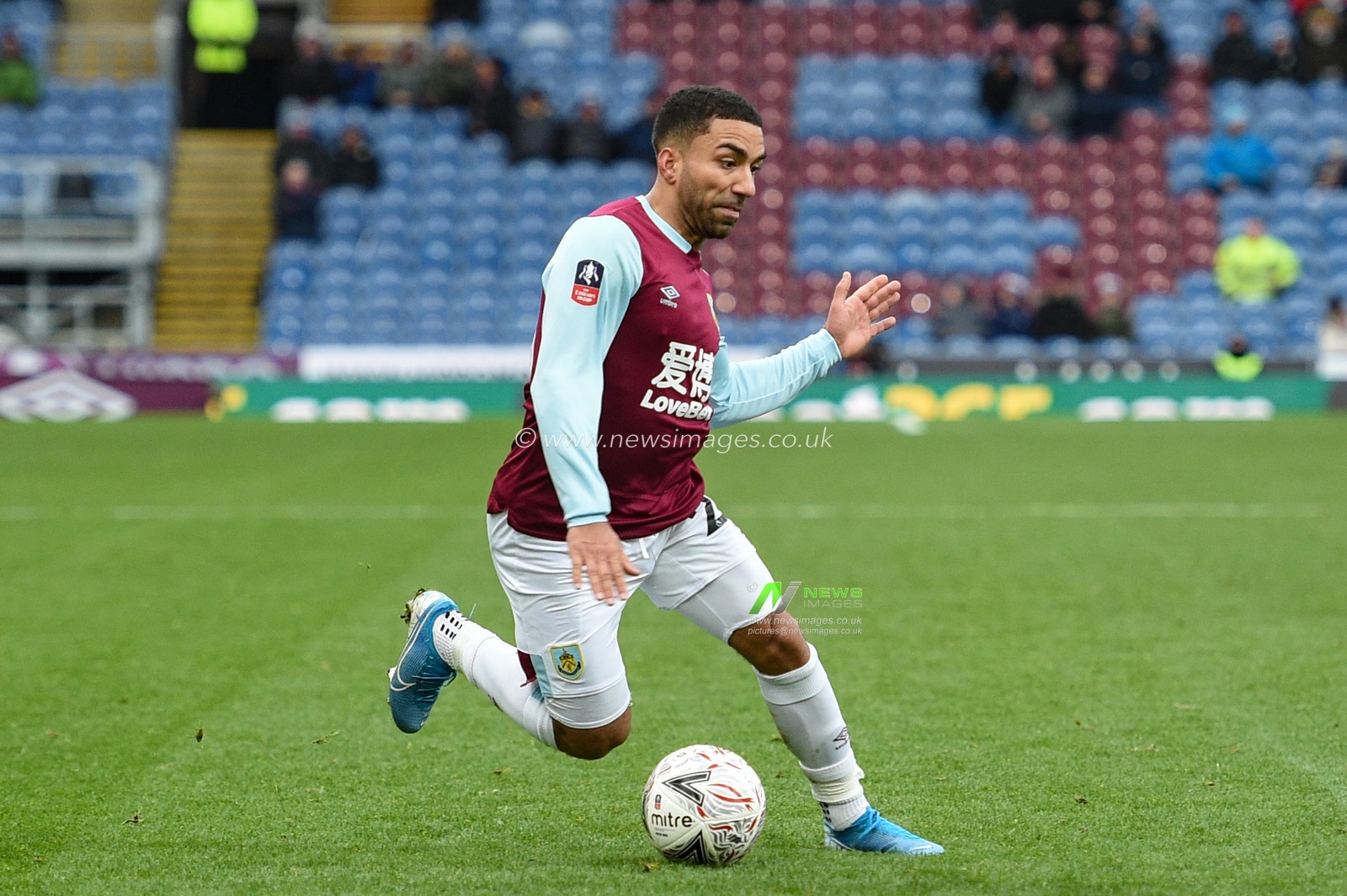 4th January 2020, Turf Moor, Burnley, England; Emirates FA Cup, Burnley v Peterborough : Aaron Lennon (25) of Burnley in action during the game.

Credit: Richard Long/News Images