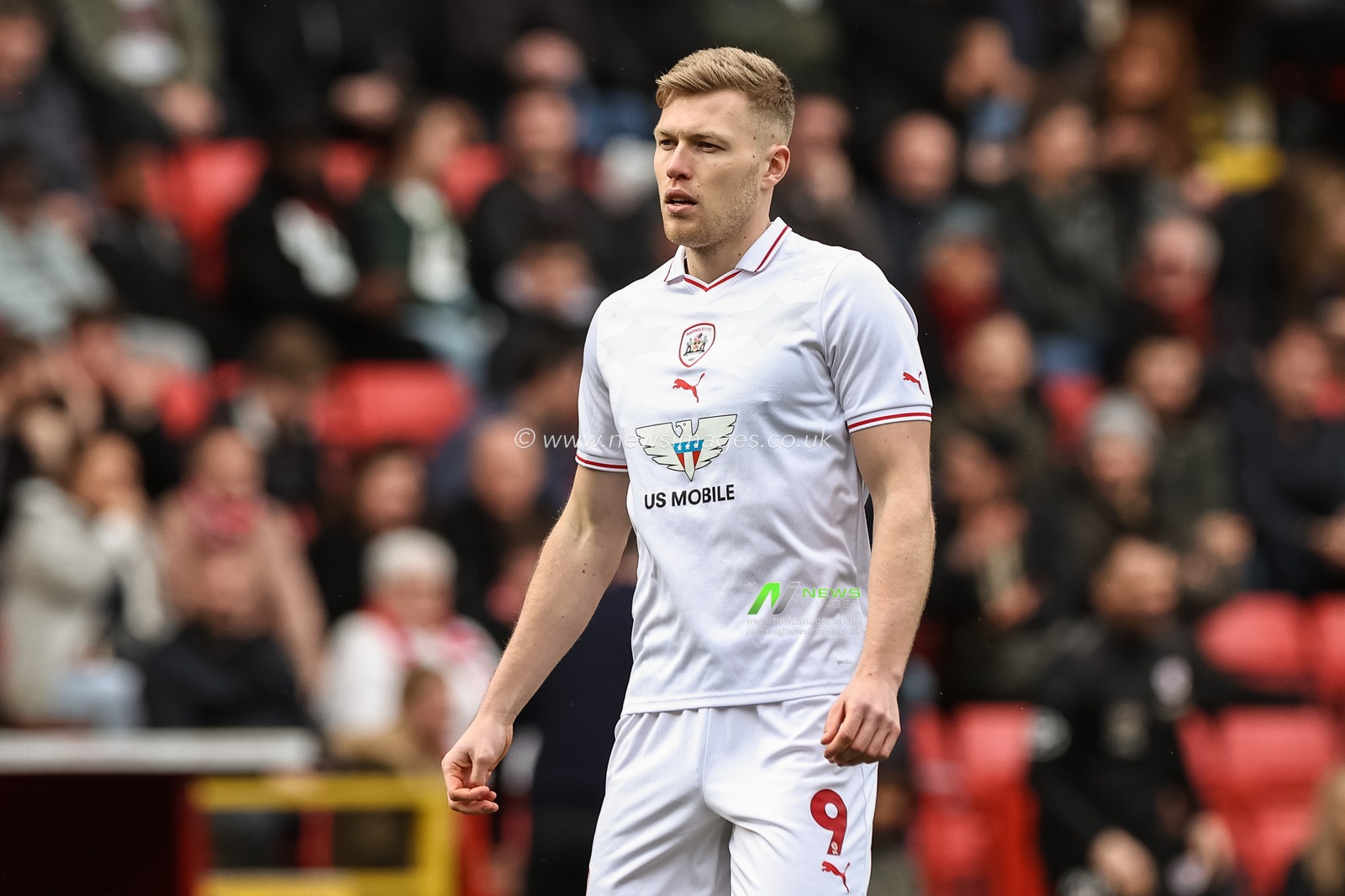 Sam Cosgrove of Barnsley during the Sky Bet League 1 match Charlton Athletic vs Barnsley at The Valley, London, United Kingdom, 6th April 2024

(Photo by Mark Cosgrove/News Images)