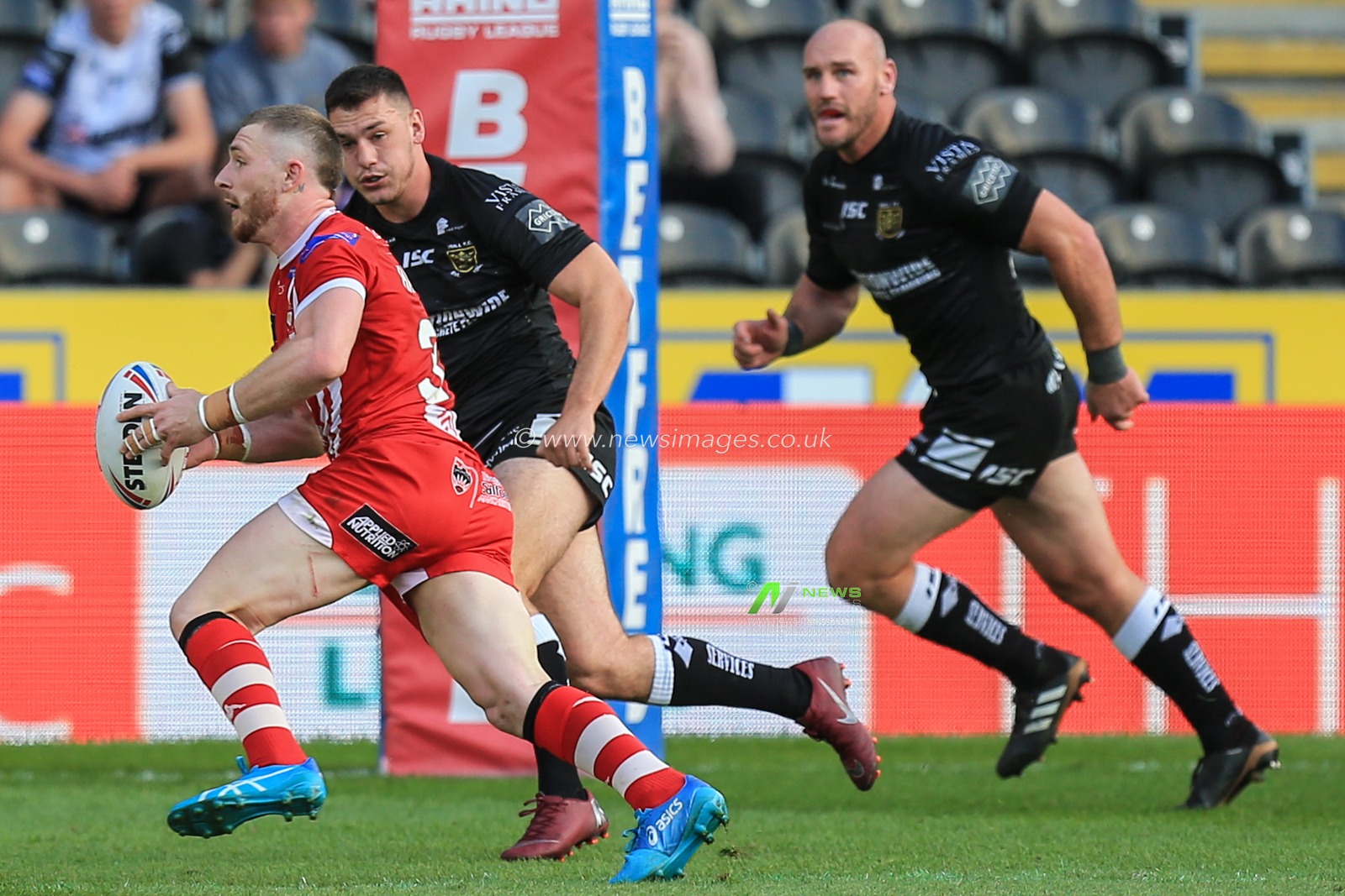 17th August 2019 , KCOM Stadium, Hull, England;  Betfred Super League, Round 26, Hull FC vs Salford Red Devils ; Jackson Hastings (31) of Salford Red Devils runs with the ball

Credit: David Greaves/News Images
