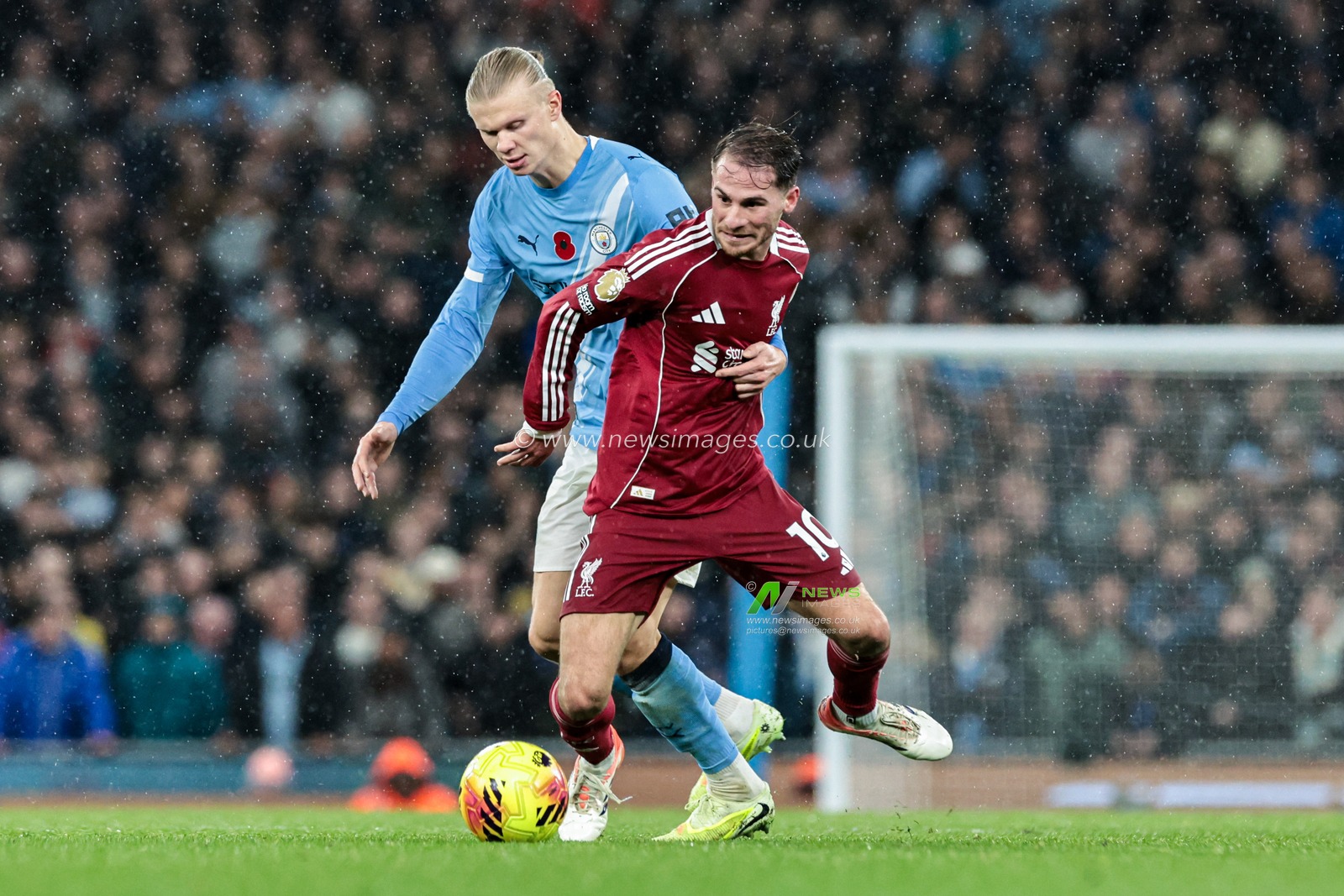 Alexis Mac Allister of Liverpool holds off Erling Haaland of Manchester City during the Premier League match Manchester City vs Liverpool at Etihad Stadium, Manchester, United Kingdom, 9th November 2025

(Photo by Mark Cosgrove/News Images)

*** GER AUT SUI OUT ***