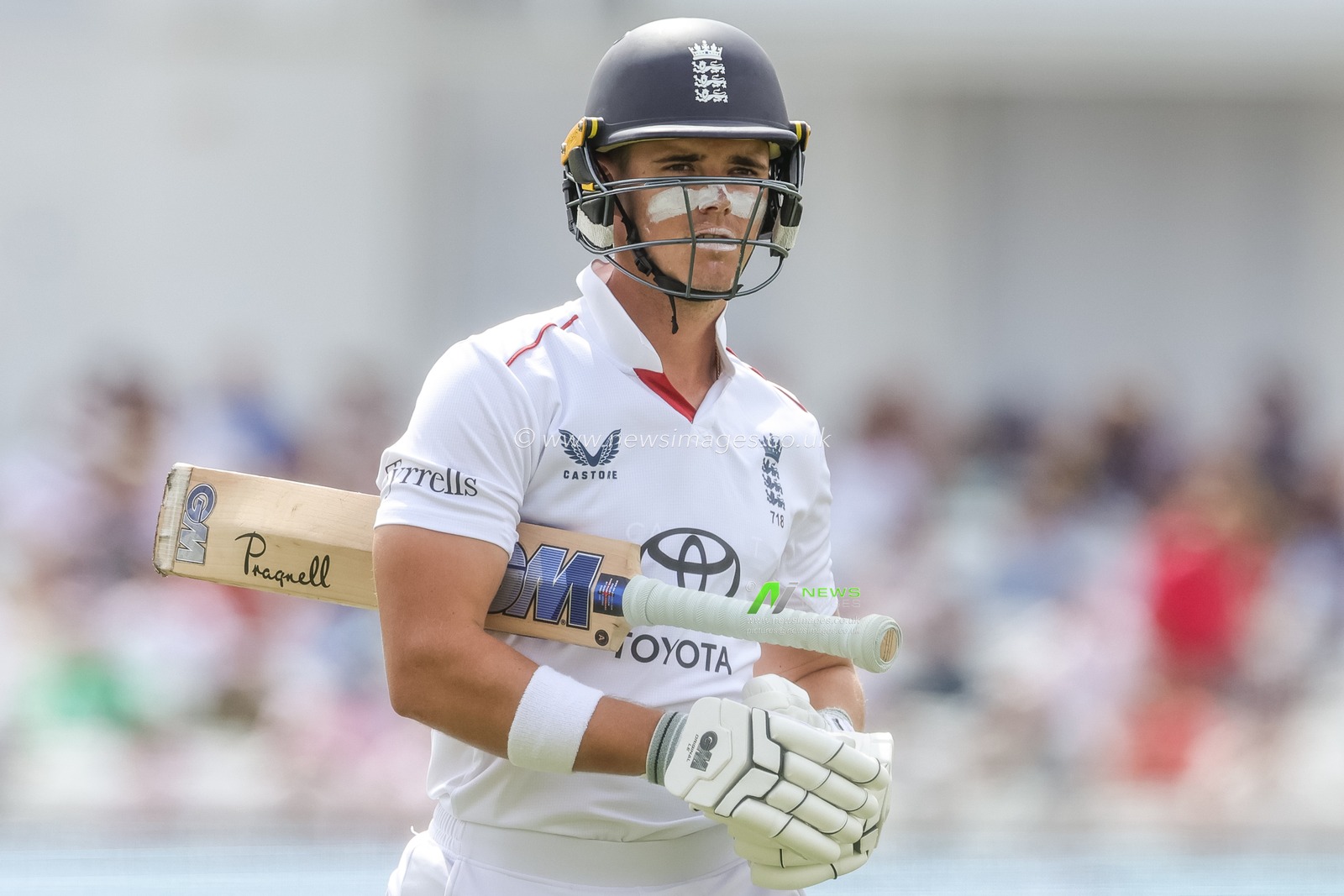 A dejected Jacob Bethell of England leaves the field of play after being dismissed by Will O'Rourke of New Zealand during the 3rd Rothesay Test Match Day 3 match England vs New Zealand at Trent Bridge, Nottingham, United Kingdom on 27 June 2026

(Photo by Mark Cosgrove/News Images)