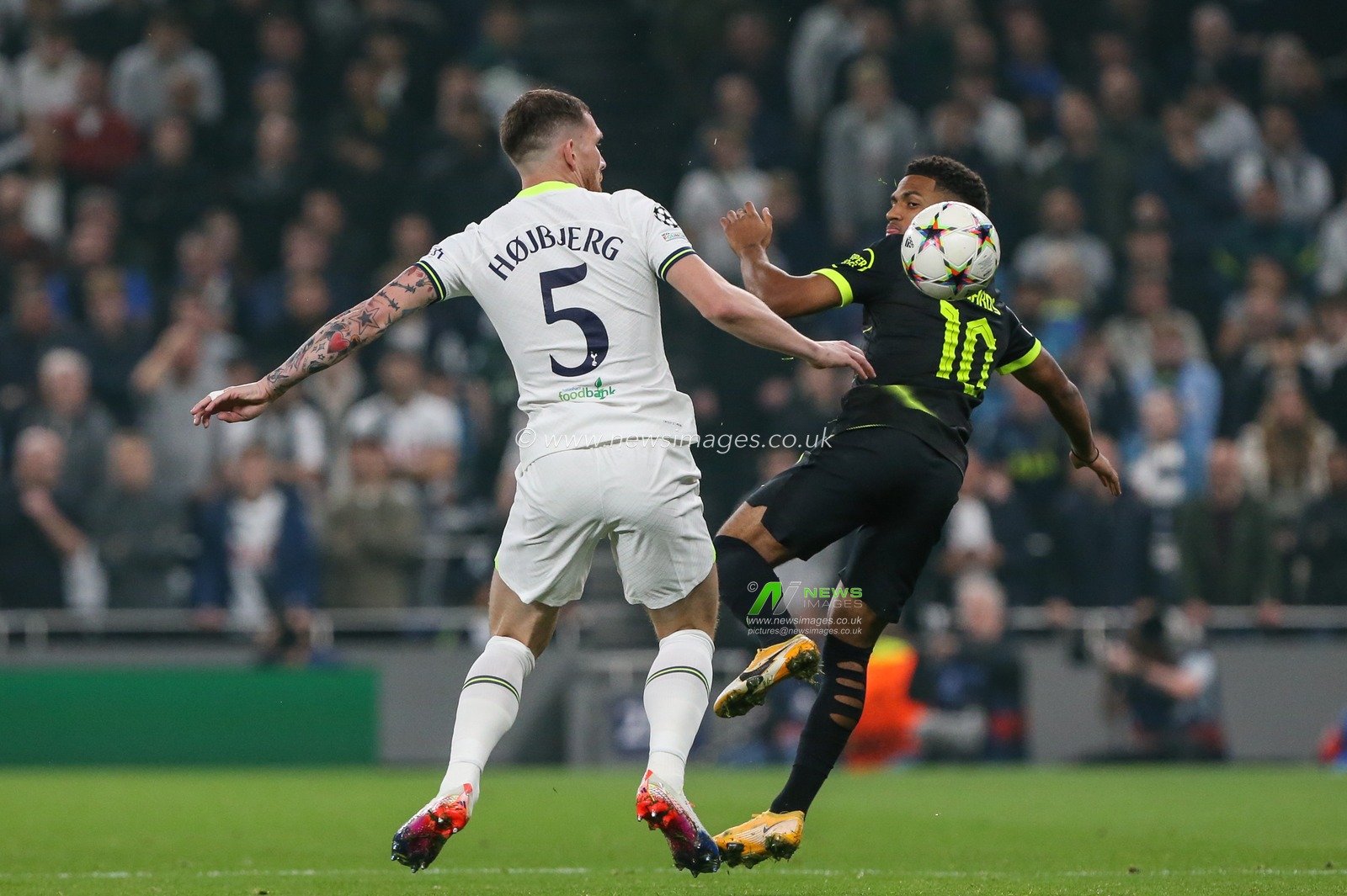 Pierre-Emile HÃ¸jbjerg #5 of Tottenham Hotspur and Marcus Edwards #10 of Sporting Lisbon tussle for the ball during the UEFA Champions League match Tottenham Hotspur vs Sporting Lisbon at Tottenham Hotspur Stadium, London, United Kingdom, 26th October 2022

(Photo by Arron Gent/News Images)