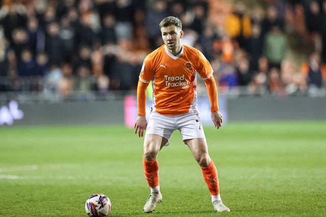 Lee Evans of Blackpool with the ball during the Sky Bet League 1 match Blackpool vs Reading at Bloomfield Road, Blackpool, United Kingdom, 1st April 2025

(Photo by Mark Cosgrove/News Images)