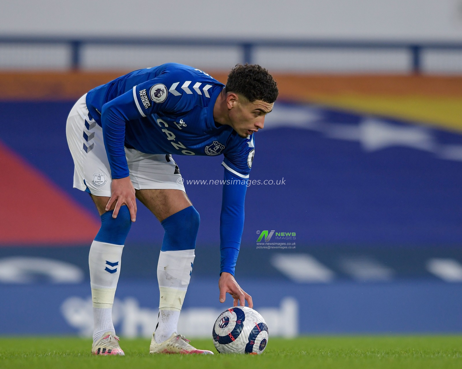 Ben Godfrey #22 of Everton pauses to take a free kick