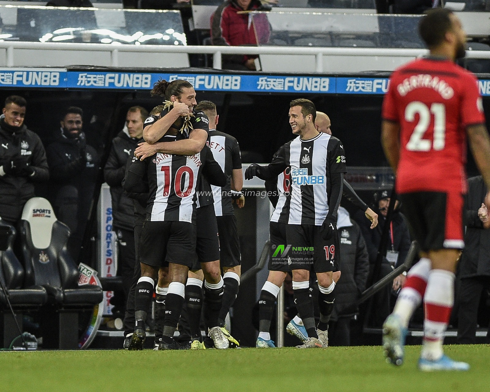 8th December 2019, St. James's Park, Newcastle, England; Premier League, Newcastle United v Southampton : Jonjo Shelvey (8) of Newcastle United celebrates his goal with Andy Carroll (7) of Newcastle United to make it 1-1 

Credit: Iam Burn/News Images