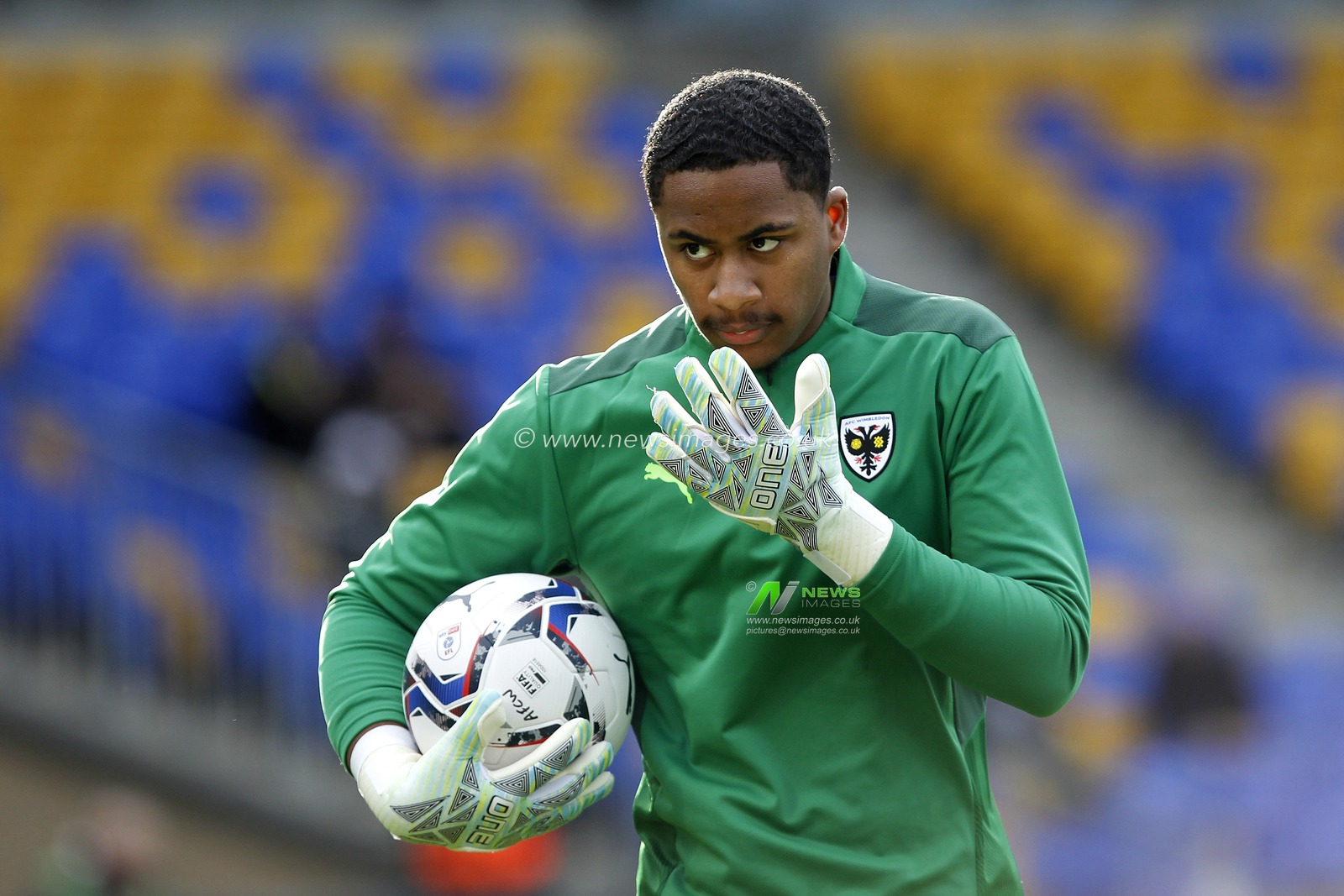Aaron Jones #41 of AFC Wimbledon warms up
