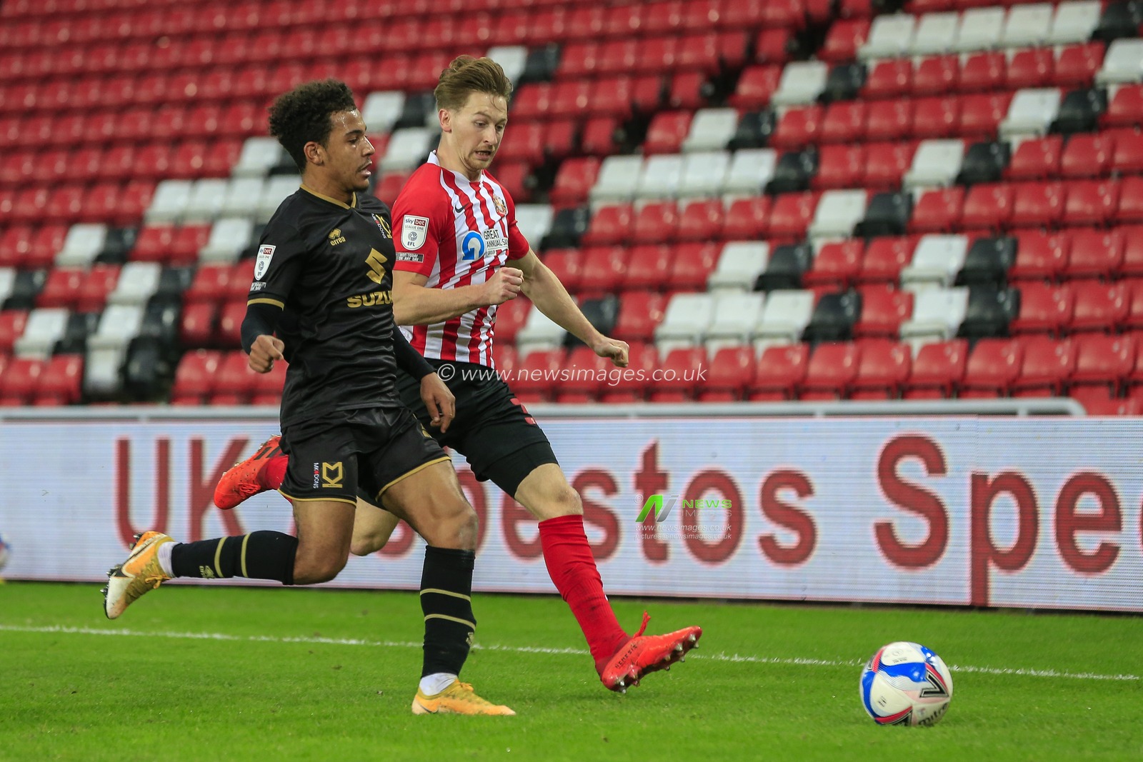 Denver Hume #33 of Sunderland and Matthew Sorinola #29 of Milton Keynes Dons battle for possession