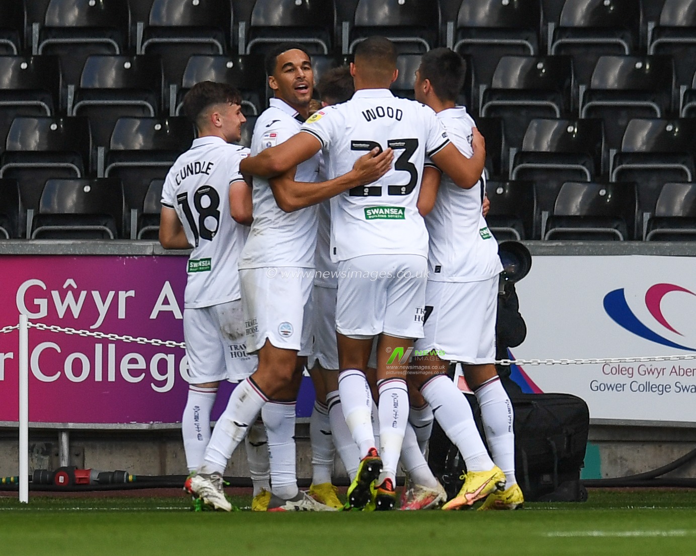 Ollie Cooper #31 of Swansea City scores to make it 1-0 as Swansea celebrate during the Sky Bet Championship match Swansea City vs Sunderland at Swansea.com Stadium, Swansea, United Kingdom, 8th October 2022

(Photo by Mike Jones/News Images)