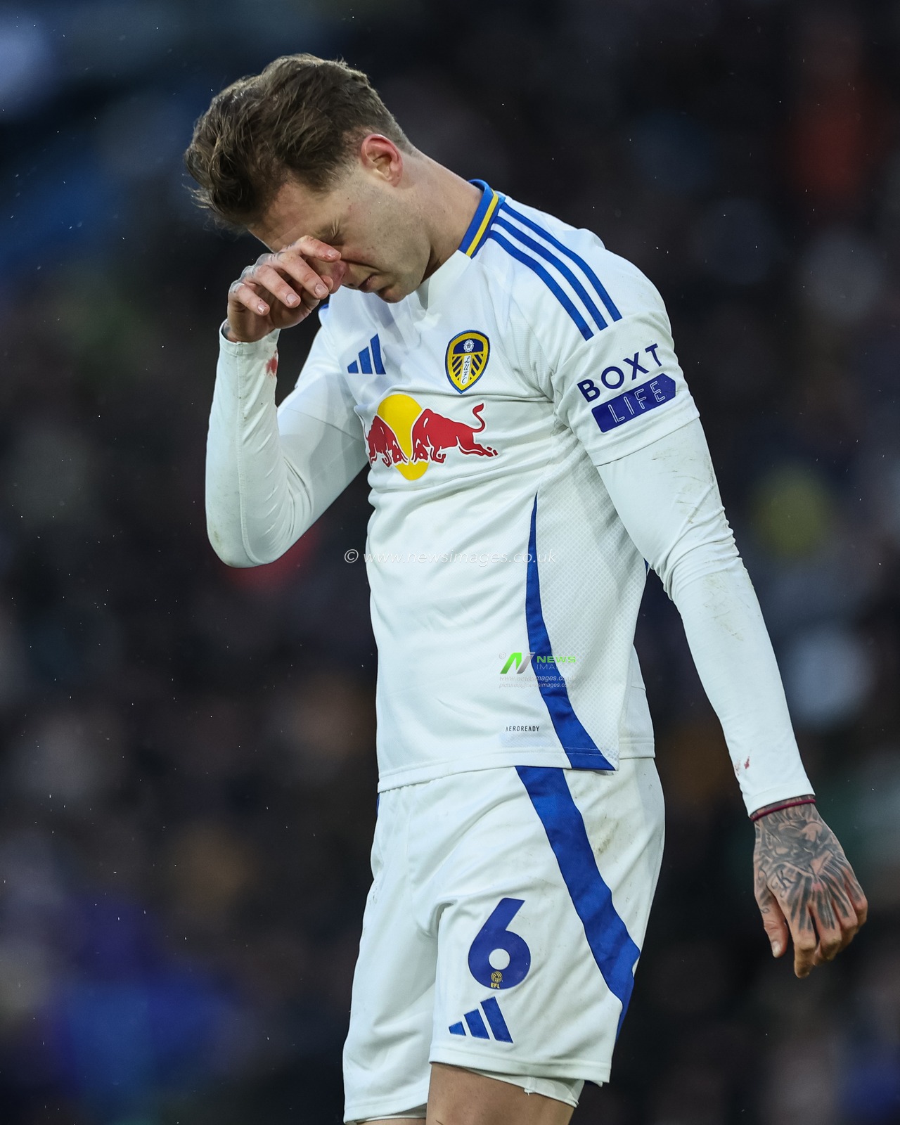 Joe Rodon of Leeds United rubs his head after receiving treatment during the Sky Bet Championship match Leeds United vs Oxford United at Elland Road, Leeds, United Kingdom, 21st December 2024

(Photo by Mark Cosgrove/News Images)
