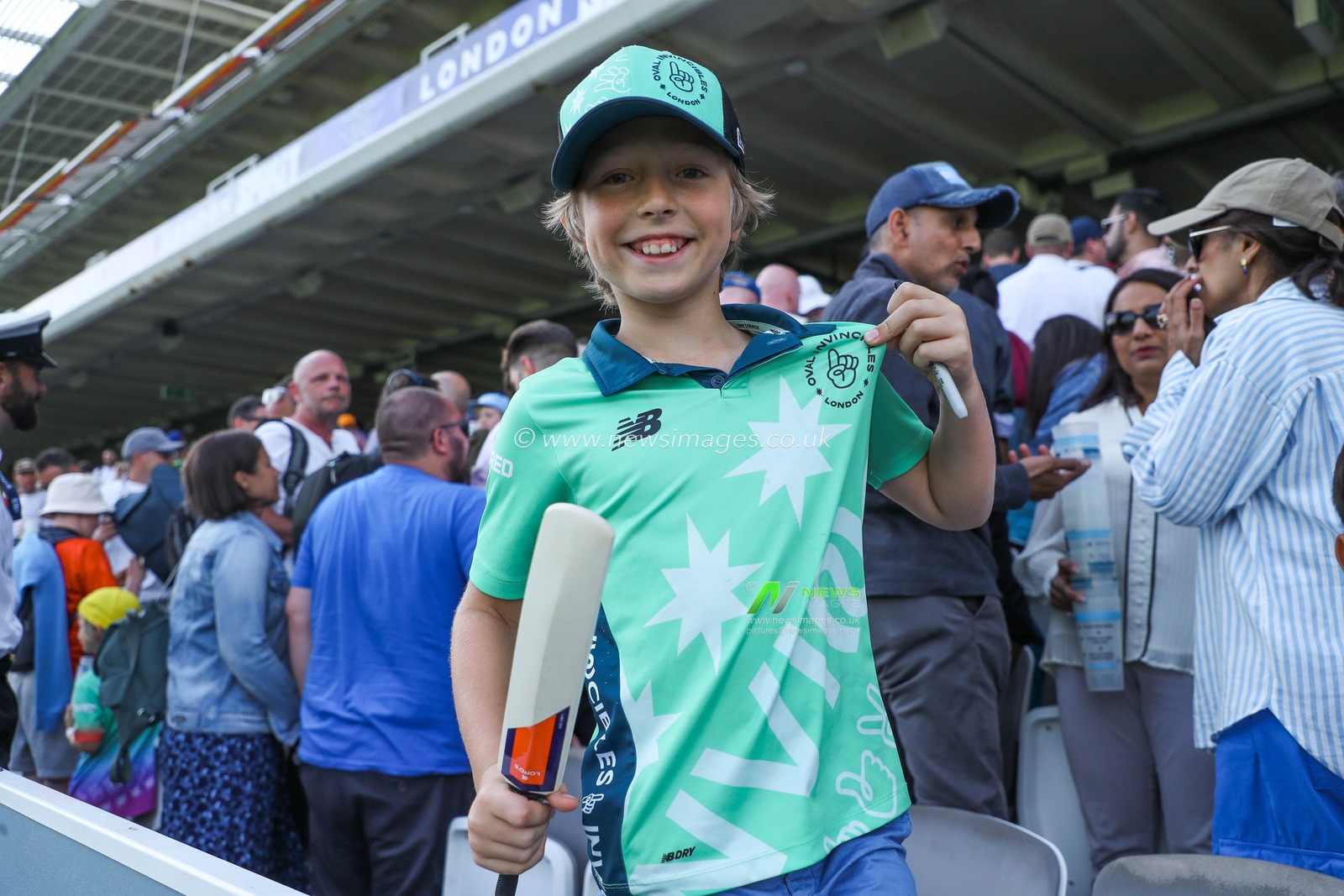 Oval Invincibles fans celebrate after the teams victory following the The Hundred match London Spirit Men vs Oval Invincibles at Lords, London, United Kingdom, 4th August 2024

(Photo by Izzy Poles/News Images)