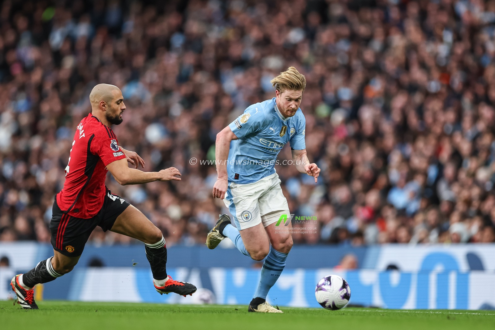 Kevin De Bruyne of Manchester City breaks with the ball tracked by Sofyan Amrabat of Manchester United during the Premier League match Manchester City vs Manchester United at Etihad Stadium, Manchester, United Kingdom, 3rd March 2024

(Photo by Mark Cosgrove/News Images)