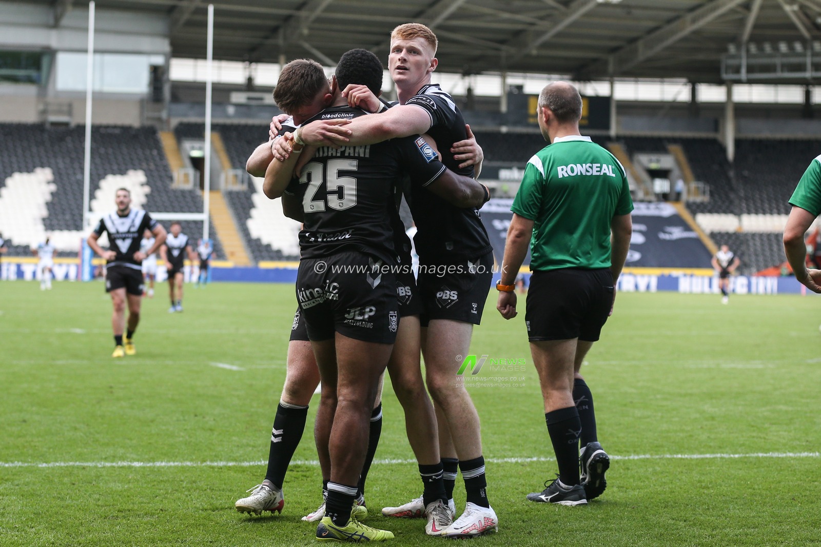 Mitieli Vulikijapani #25 of Hull FC celebrates his second try of the match