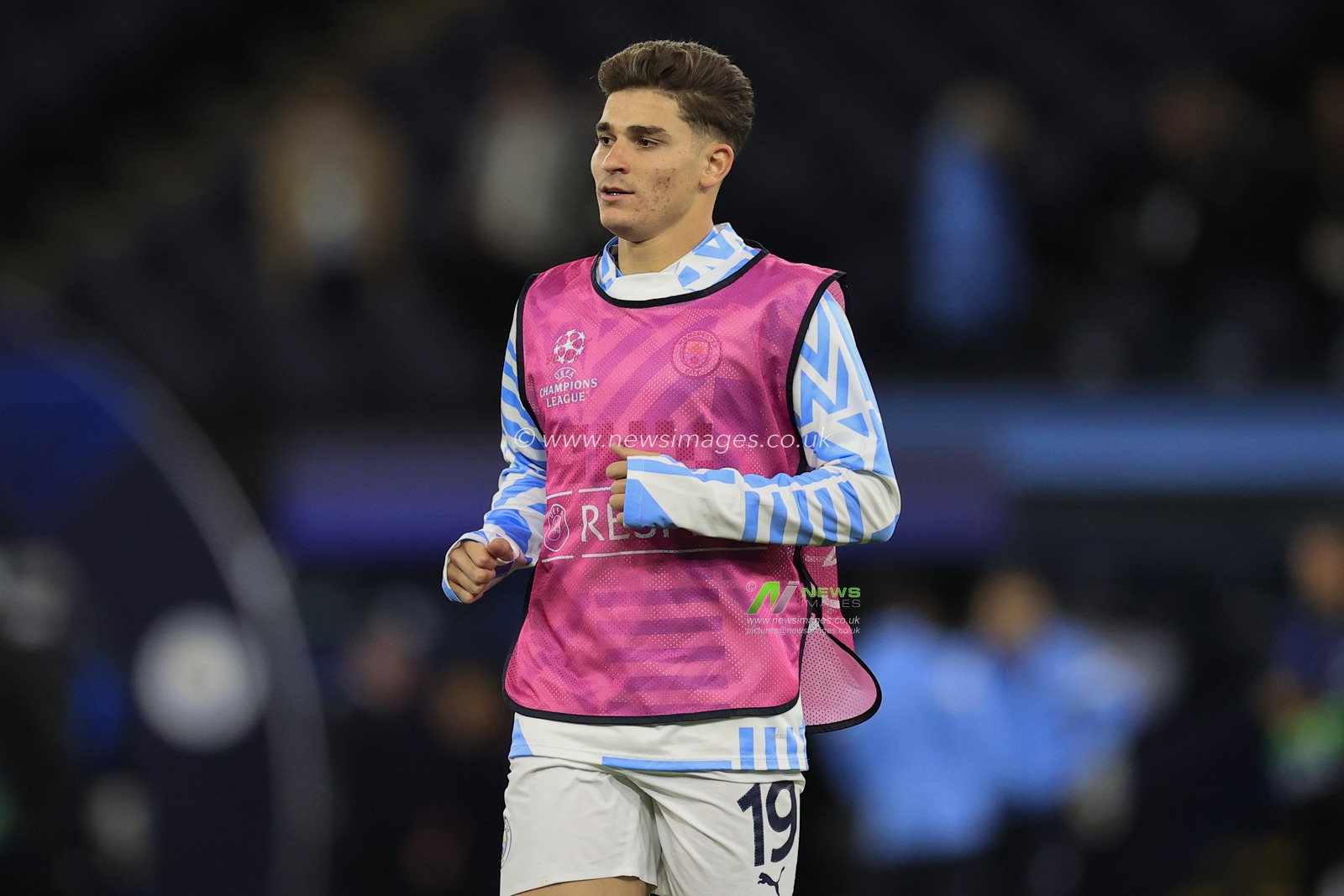 Julian Alvarez #19 of Manchester City warms up for the game ahead of the UEFA Champions League match Manchester City vs Sevilla at Etihad Stadium, Manchester, United Kingdom, 2nd November 2022

(Photo by Conor Molloy/News Images)