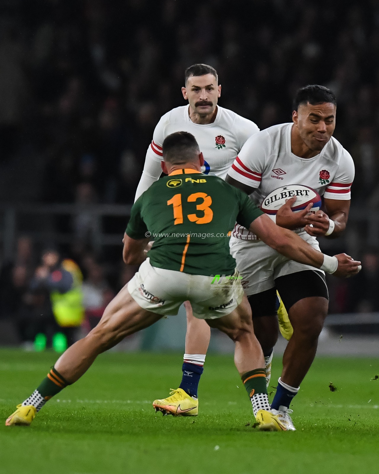 Manu Tuilagi of England is tackled by Jesse Kriel of South Africa during the Autumn internationals match England vs South Africa at Twickenham Stadium, Twickenham, United Kingdom, 26th November 2022

(Photo by Mike Jones/News Images)