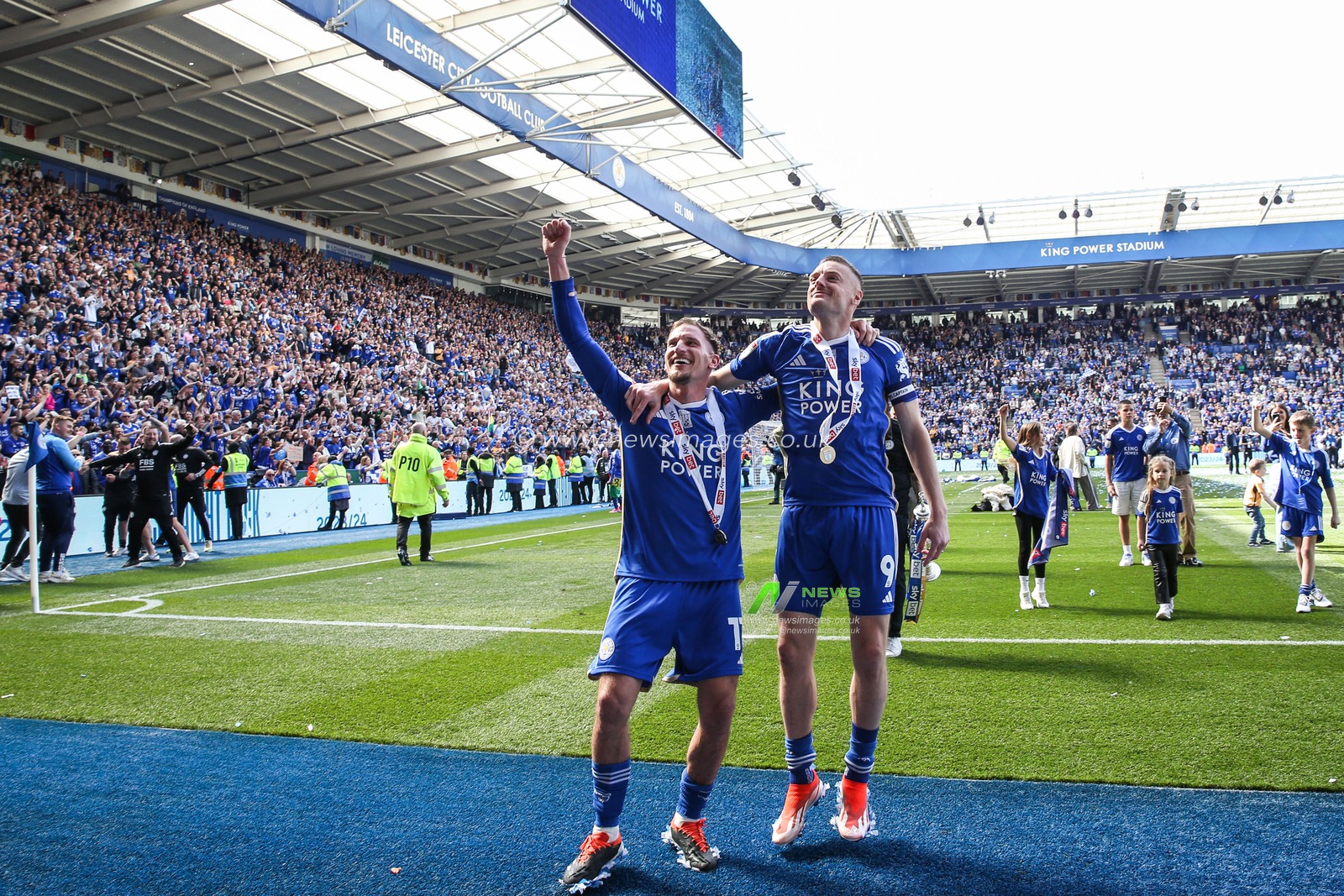 Jamie Vardy of Leicester City and Marc Albrighton of Leicester City celebrate with the championship trophy after the Sky Bet Championship match Leicester City vs Blackburn Rovers at King Power Stadium, Leicester, United Kingdom, 4th May 2024

(Photo by Gareth Evans/News Images)