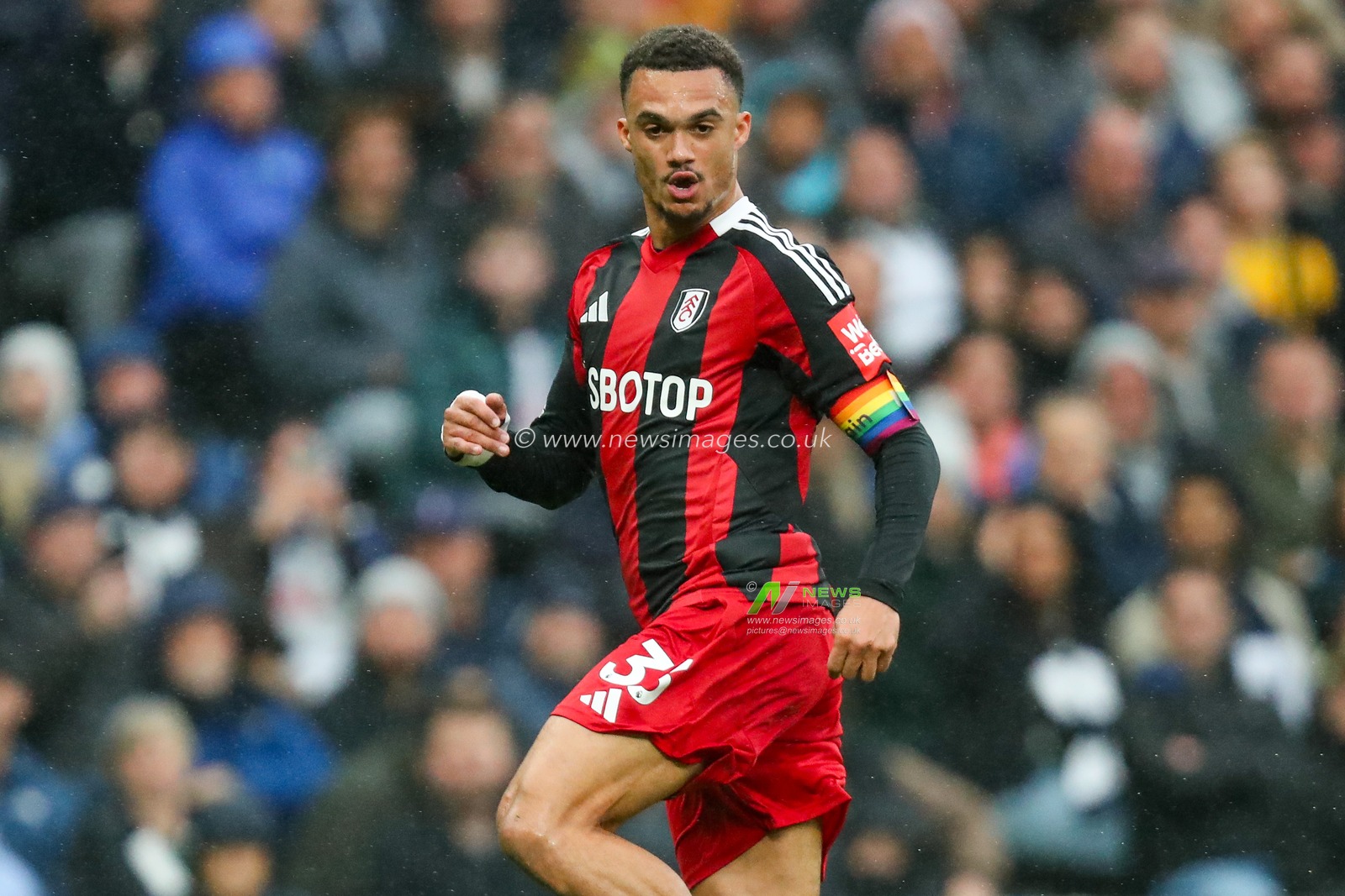 Antonee Robinson of Fulham in action during the Premier League match Tottenham Hotspur vs Fulham at Tottenham Hotspur Stadium, London, United Kingdom, 1st December 2024

(Photo by Izzy Poles/News Images)