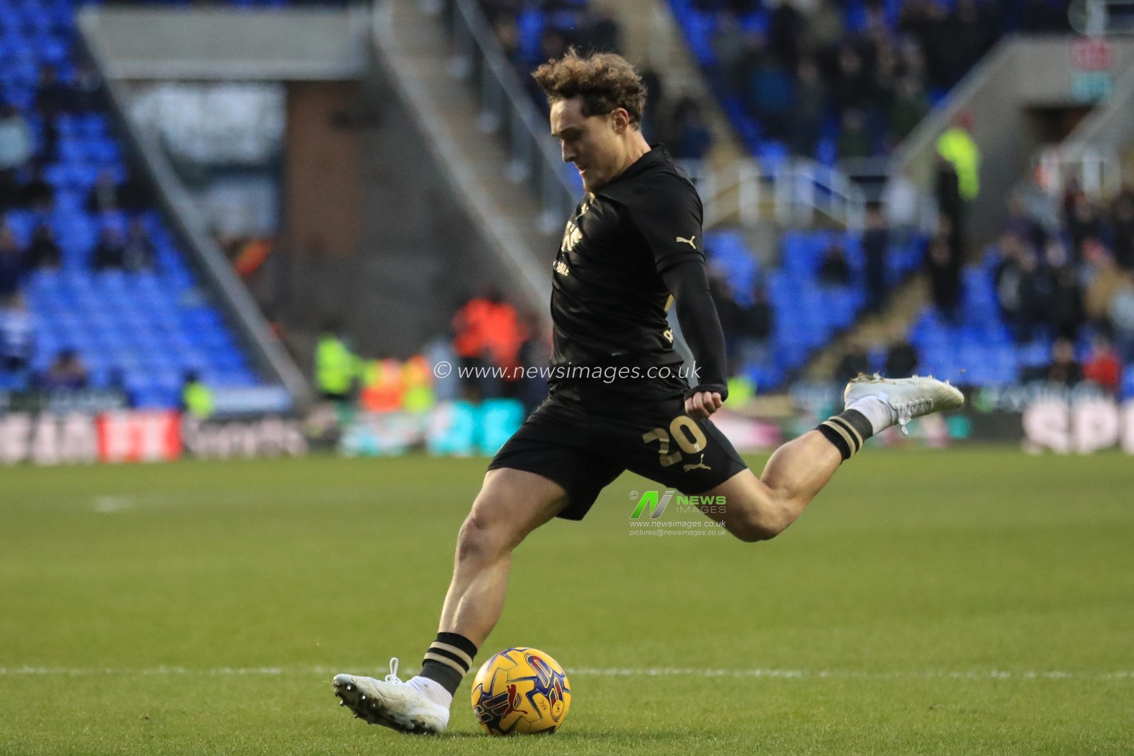 Callum Styles #20 of Barnsley takes a shot on goal during the Sky Bet League 1 match Reading vs Barnsley at Select Car Leasing Stadium, Reading, United Kingdom, 9th December 2023

(Photo by Alfie Cosgrove/News Images)