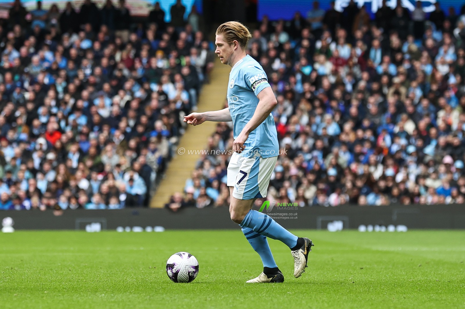 Kevin De Bruyne of Manchester City in action during the Premier League match Manchester City vs Arsenal at Etihad Stadium, Manchester, United Kingdom, 31st March 2024

(Photo by Mark Cosgrove/News Images)