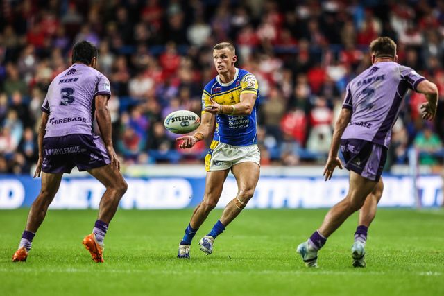 Ash Handley of Leeds Rhinos passes the ball during the Betfred Super League round 23 match Leeds Rhinos vs Hull KR at Headingley Stadium, Leeds, United Kingdom, 21st August 2025

(Photo by Alfie Cosgrove/News Images)