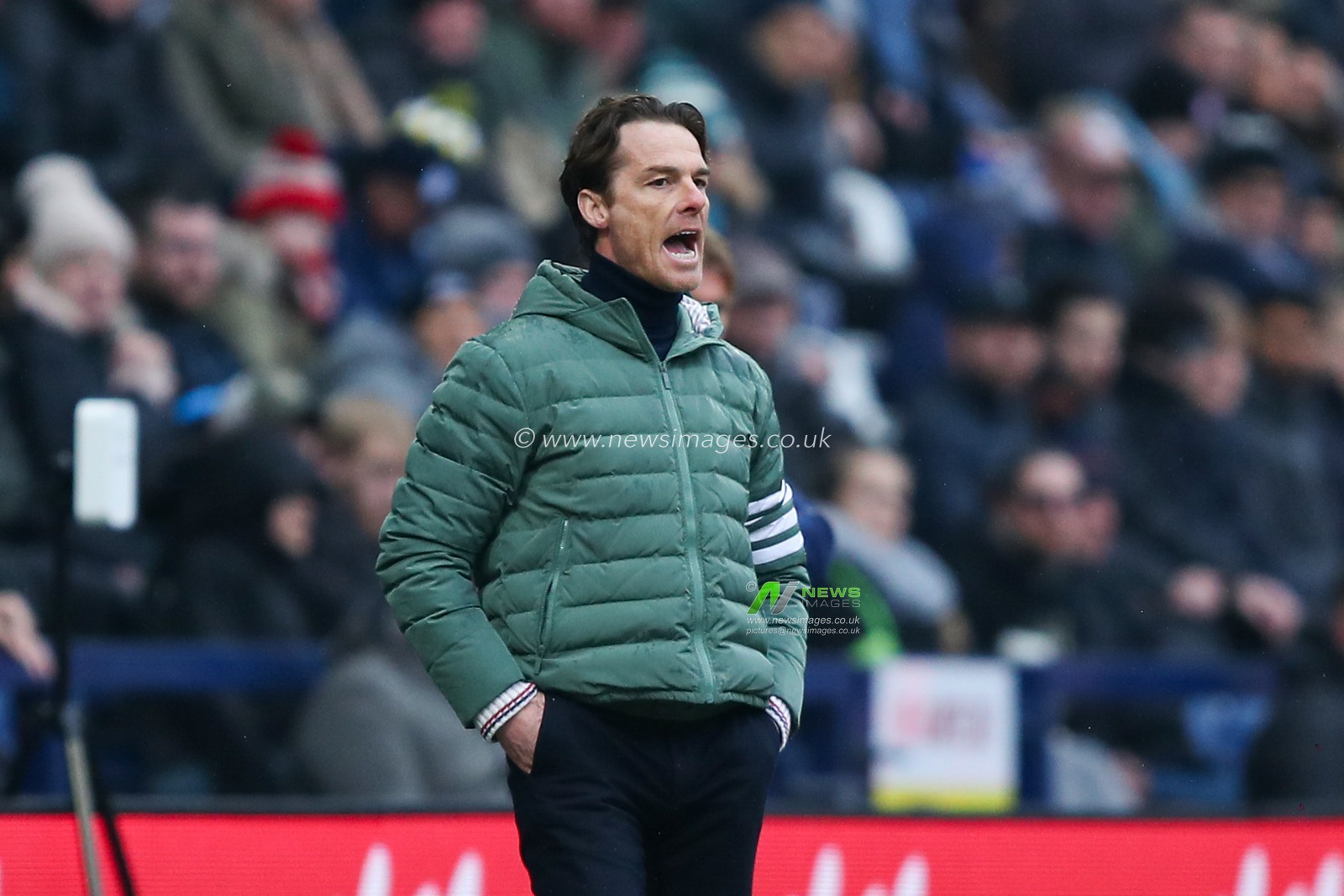 Scott Parker manager of Burnley shouts instructions to his team during the Sky Bet Championship match Preston North End vs Burnley at Deepdale, Preston, United Kingdom, 15th February 2025

(Photo by Jorge Horsted/News Images)