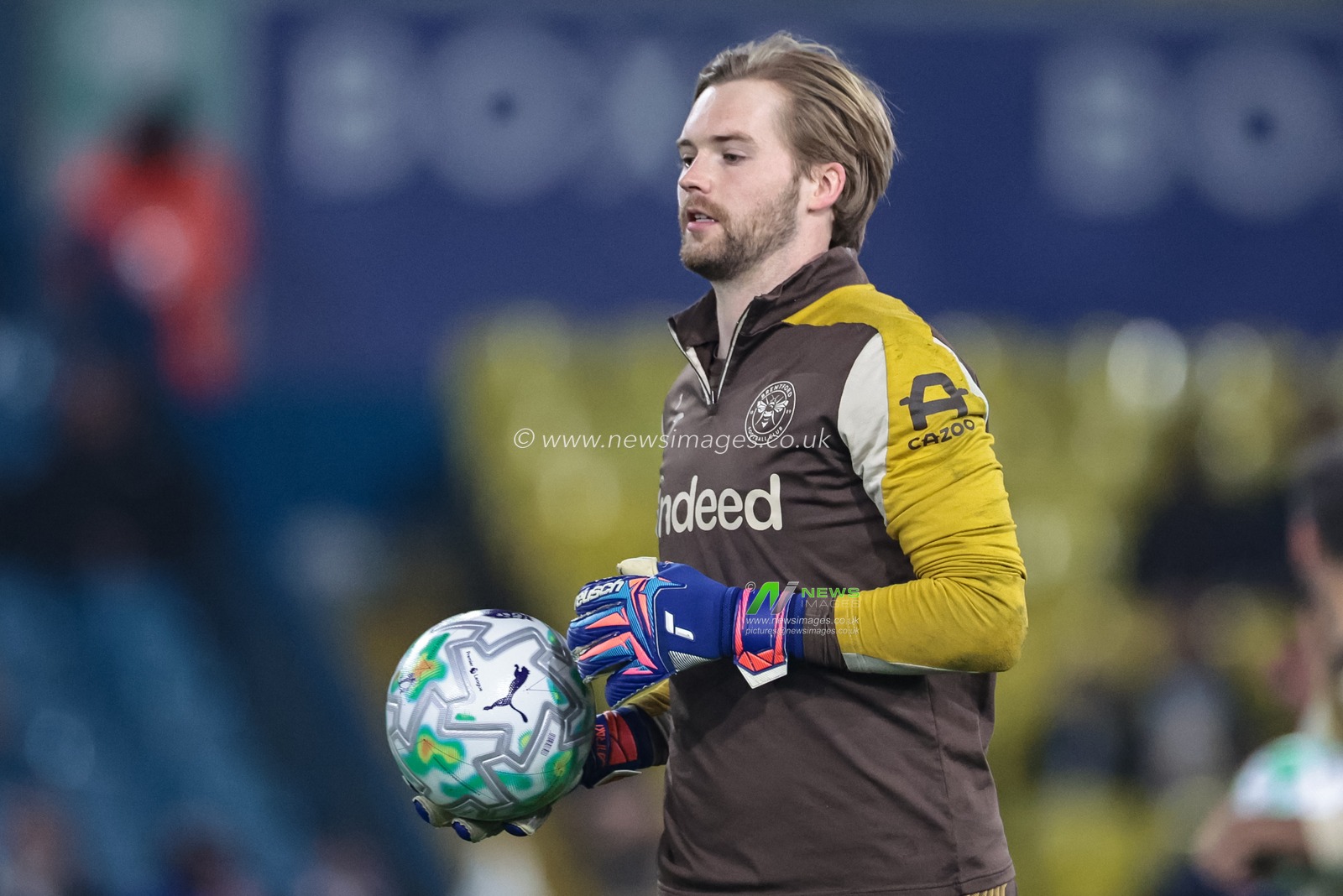 Brentford goalkeeper Caoimhin Kelleher in the pregame warmup session during the Premier League match Leeds United vs Brentford at Elland Road, Leeds, United Kingdom on 21 March 2026

(Photo by Mark Cosgrove/News Images)