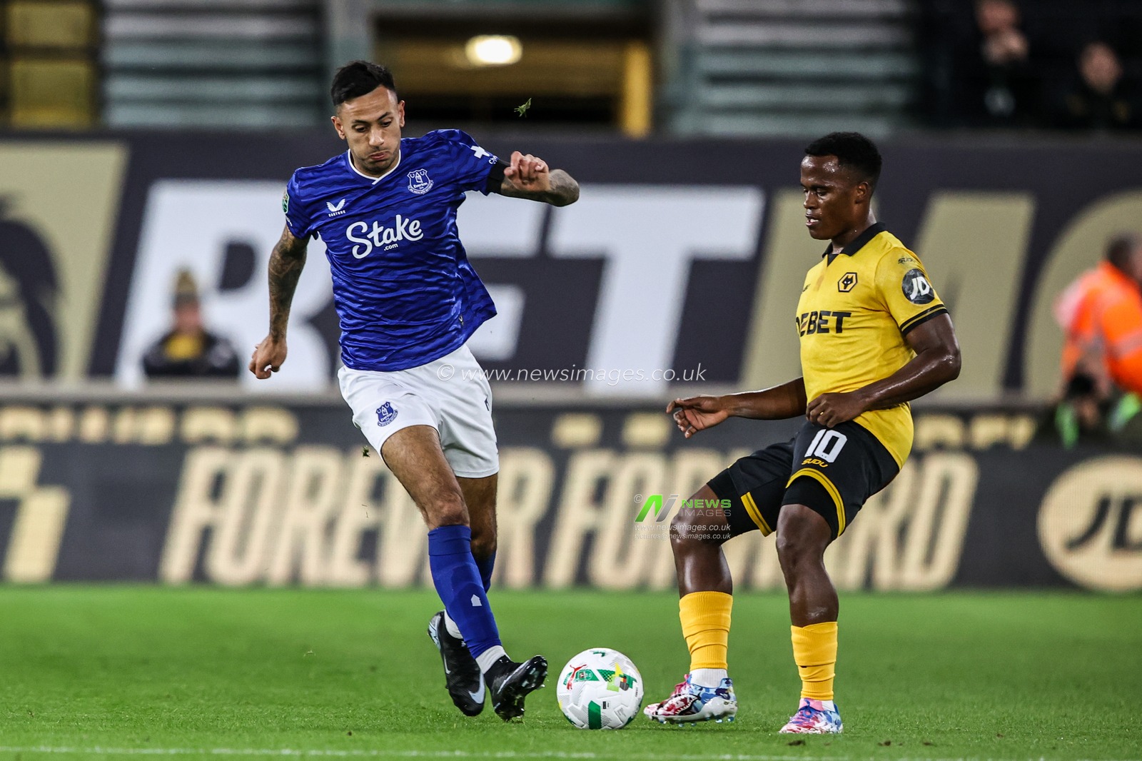 Dwight McNeil of Everton applies pressure to Jhon Arias of Wolverhampton Wanderers as he passes the ball during the Carabao Cup round 3 match Wolverhampton Wanderers vs Everton at Molineux, Wolverhampton, United Kingdom, 23rd September 2025

(Photo by Alfie Cosgrove/News Images)